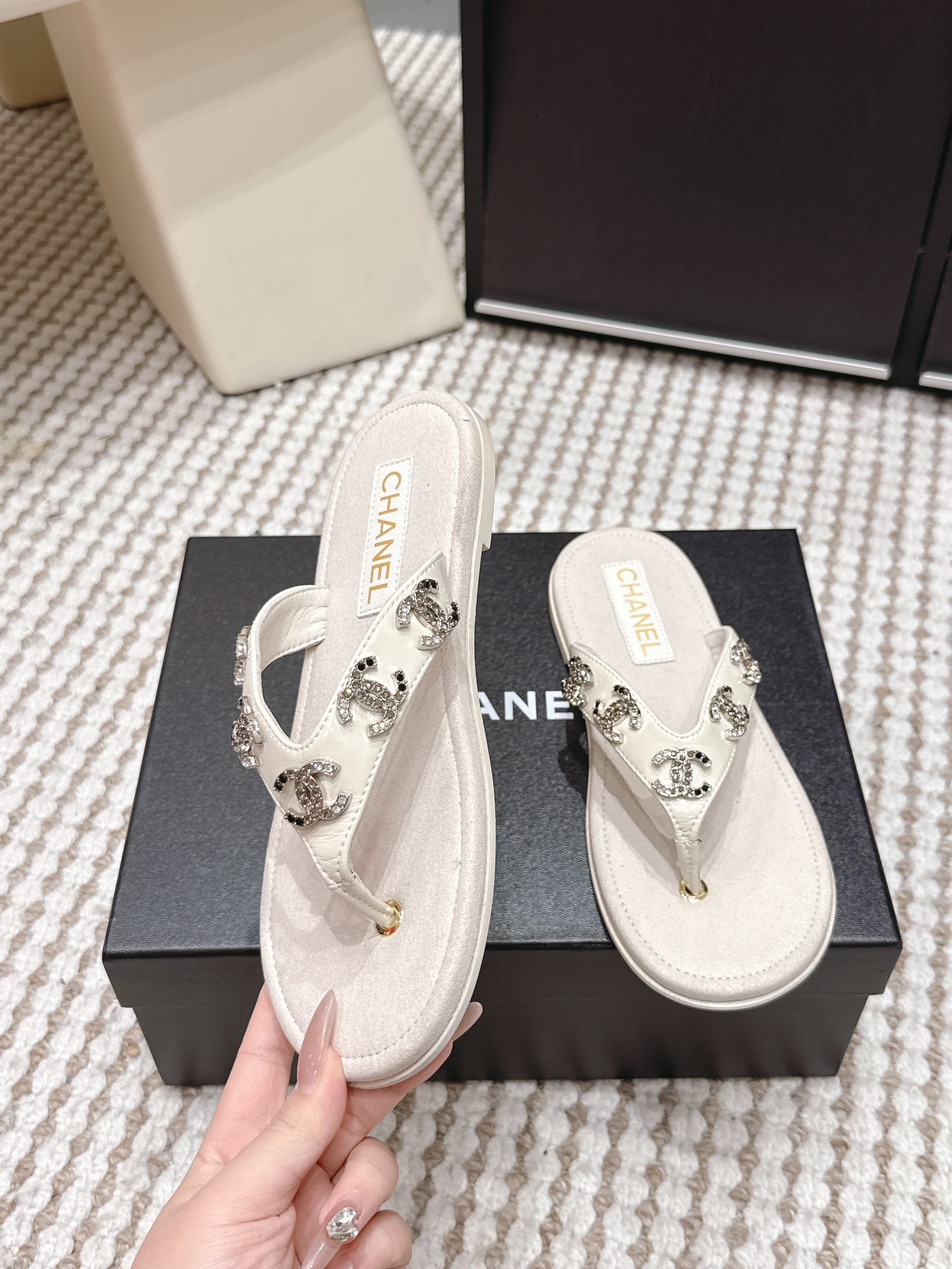 CC 26s Thong Sandals Light Beige Suede Sheepskin Multicolor Charm 632358