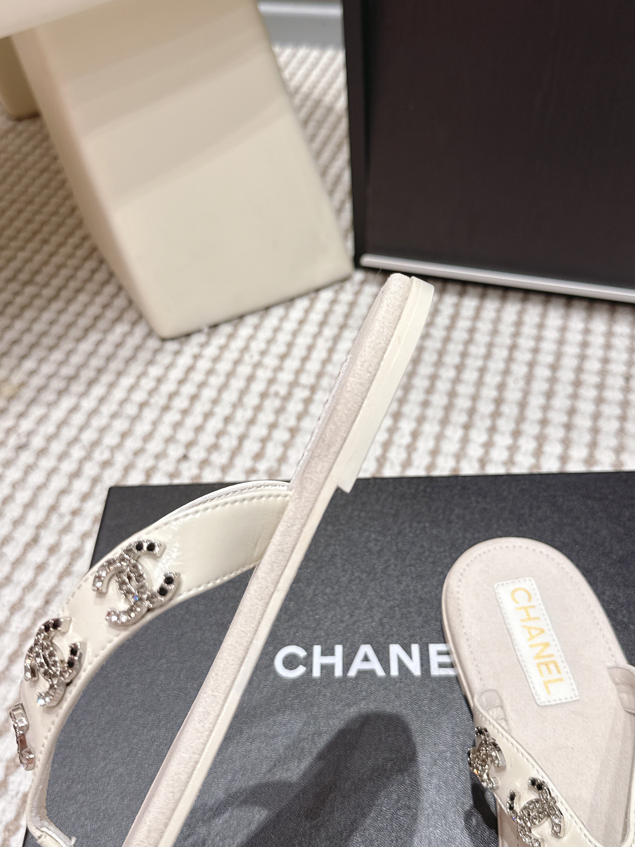 CC 26s Thong Sandals Light Beige Suede Sheepskin Multicolor Charm 632358