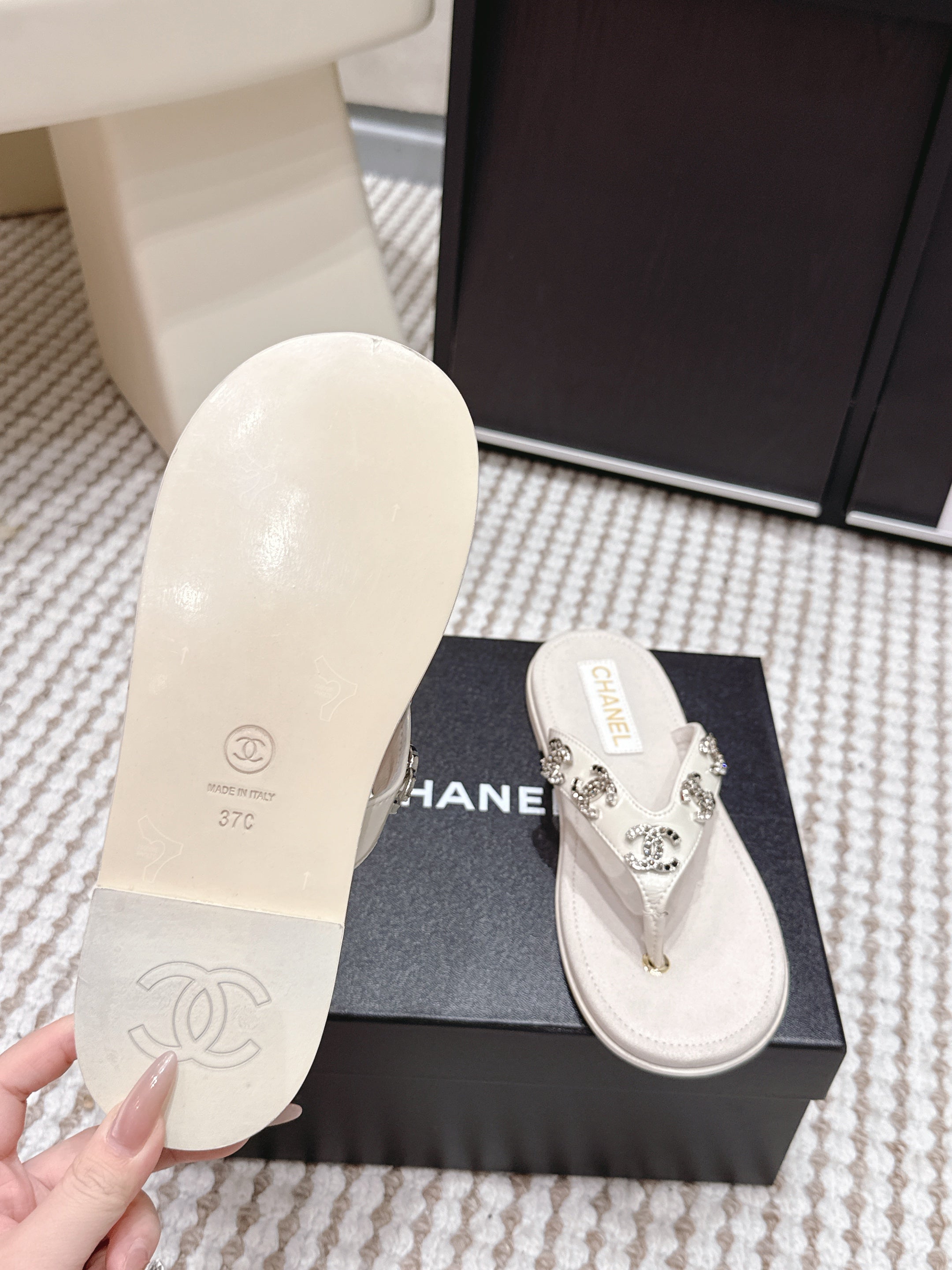 CC 26s Thong Sandals Light Beige Suede Sheepskin Multicolor Charm 632358