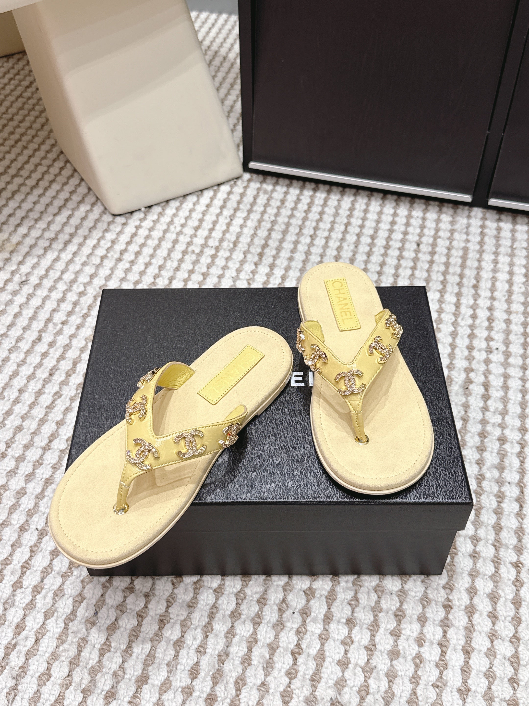 CC 26s Thong Sandals Yellow Suede Sheepskin Gold Charm 632360