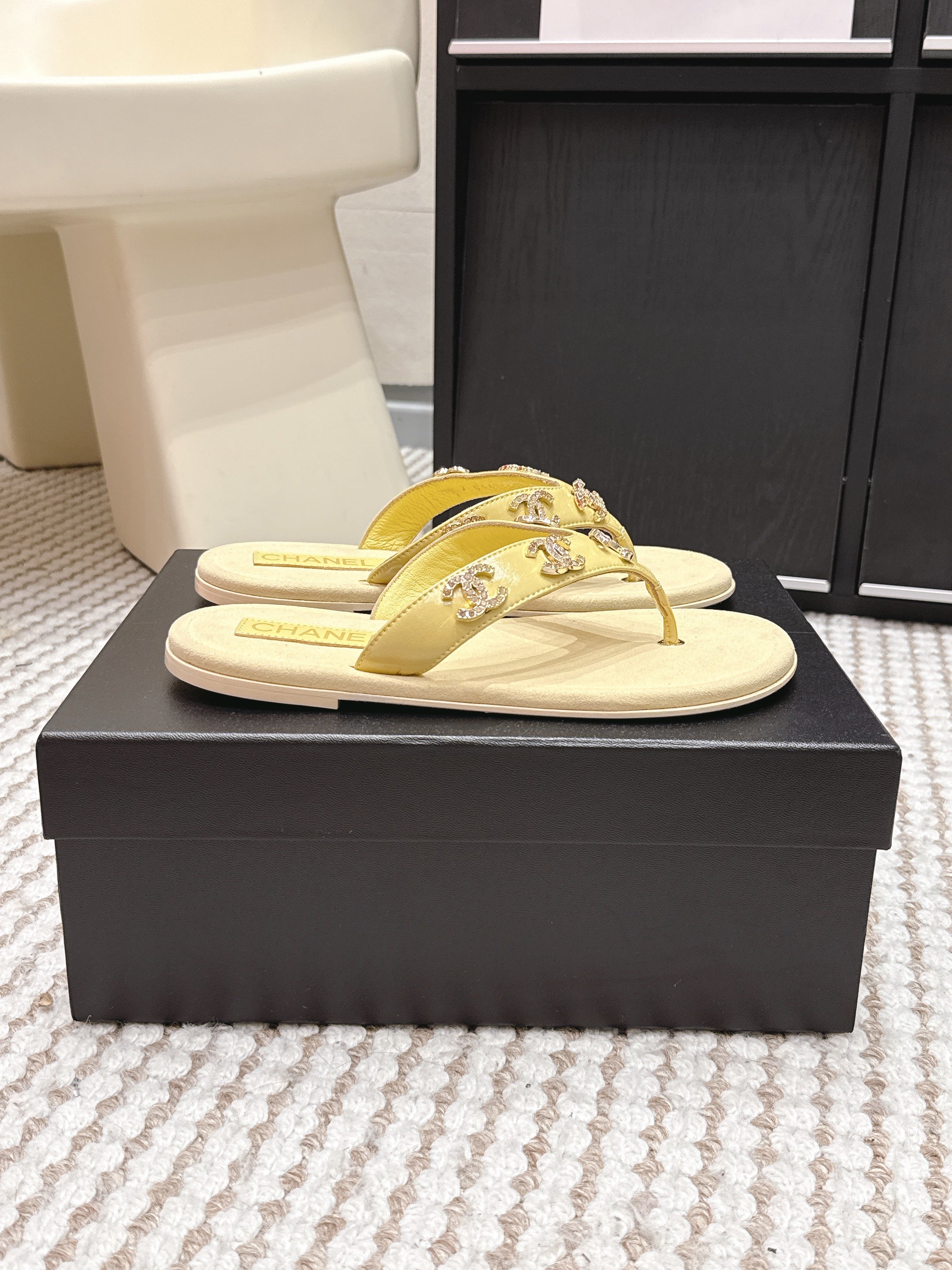 CC 26s Thong Sandals Yellow Suede Sheepskin Gold Charm 632360
