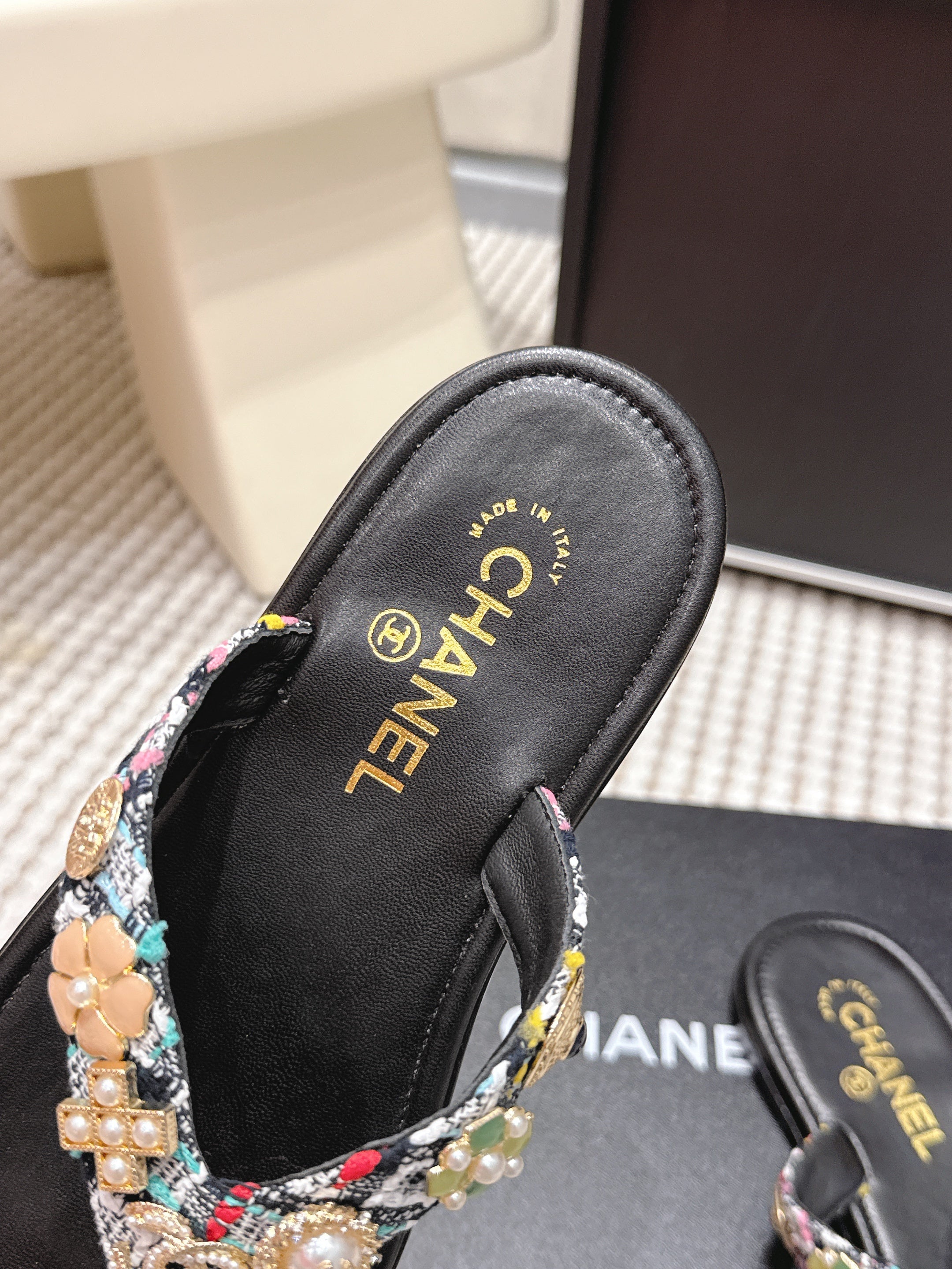 CC 26s Thong Sandals Black Sheepskin Multicolor Charm 632366