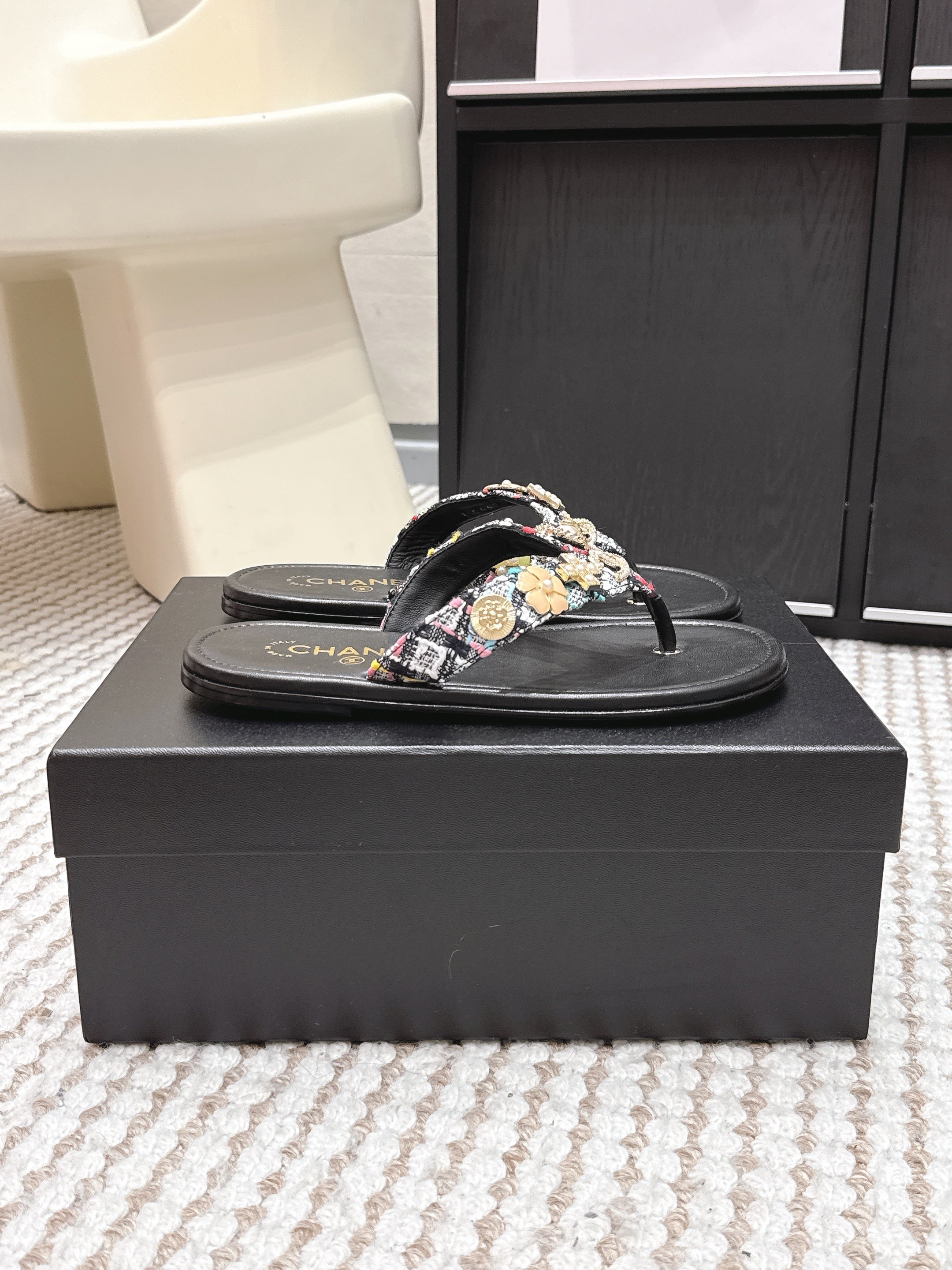 CC 26s Thong Sandals Black Sheepskin Multicolor Charm 632366