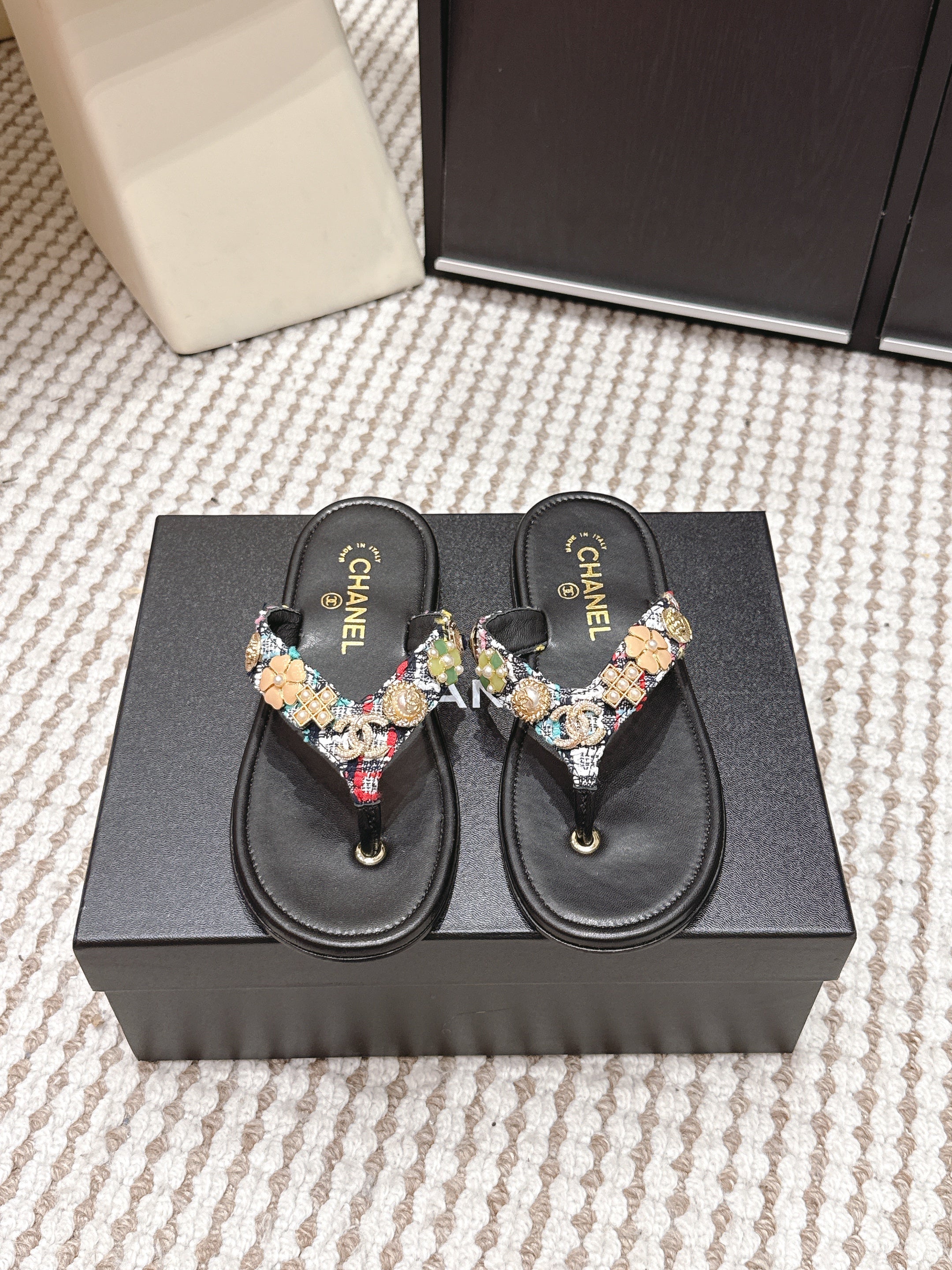 CC 26s Thong Sandals Black Sheepskin Multicolor Charm 632366