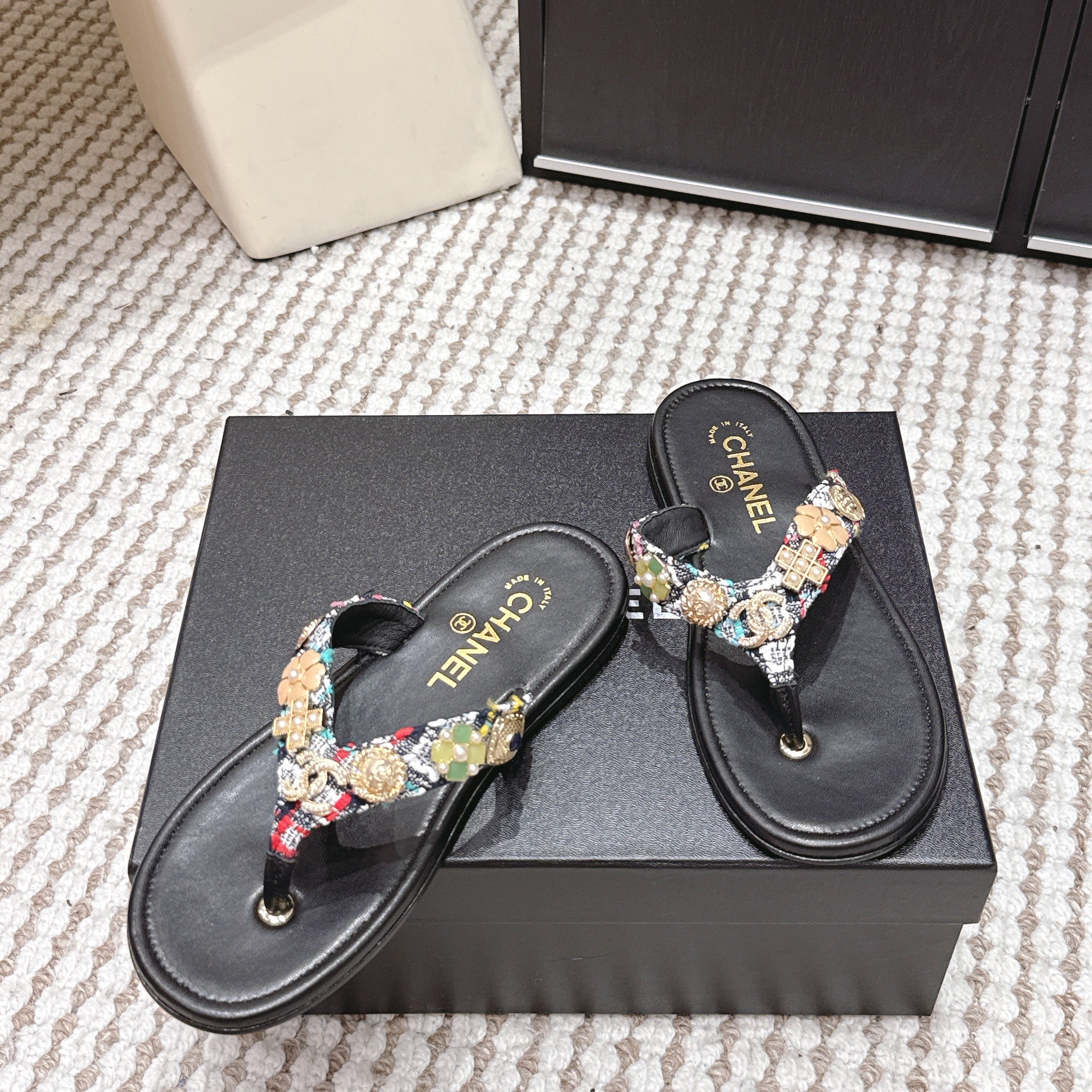 CC 26s Thong Sandals Black Sheepskin Multicolor Charm 632366