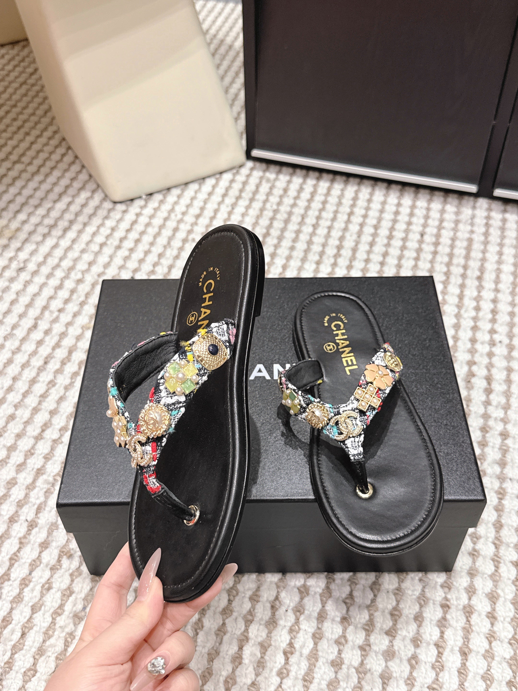 CC 26s Thong Sandals Black Sheepskin Multicolor Charm 632366