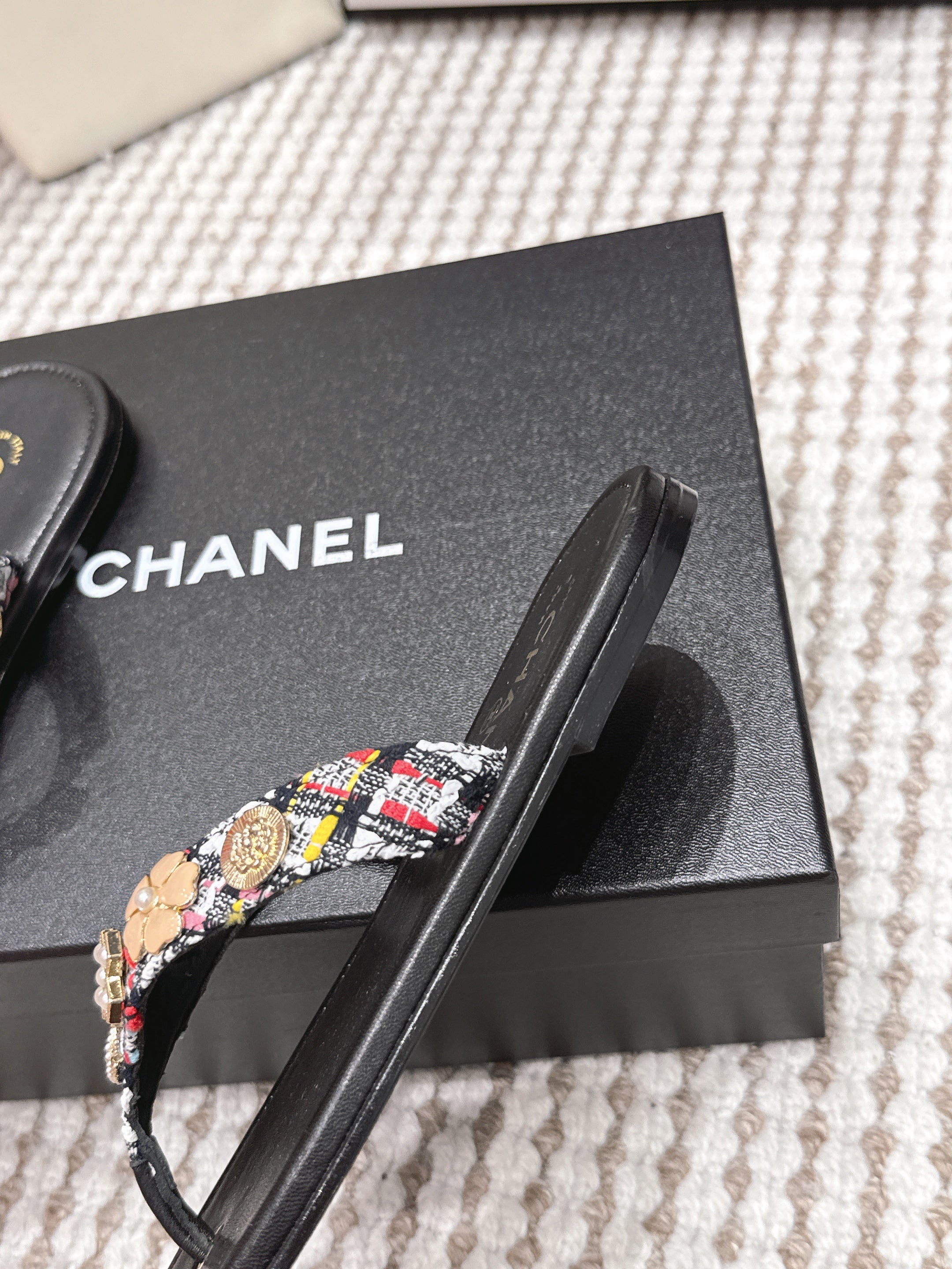 CC 26s Thong Sandals Black Sheepskin Multicolor Charm 632366