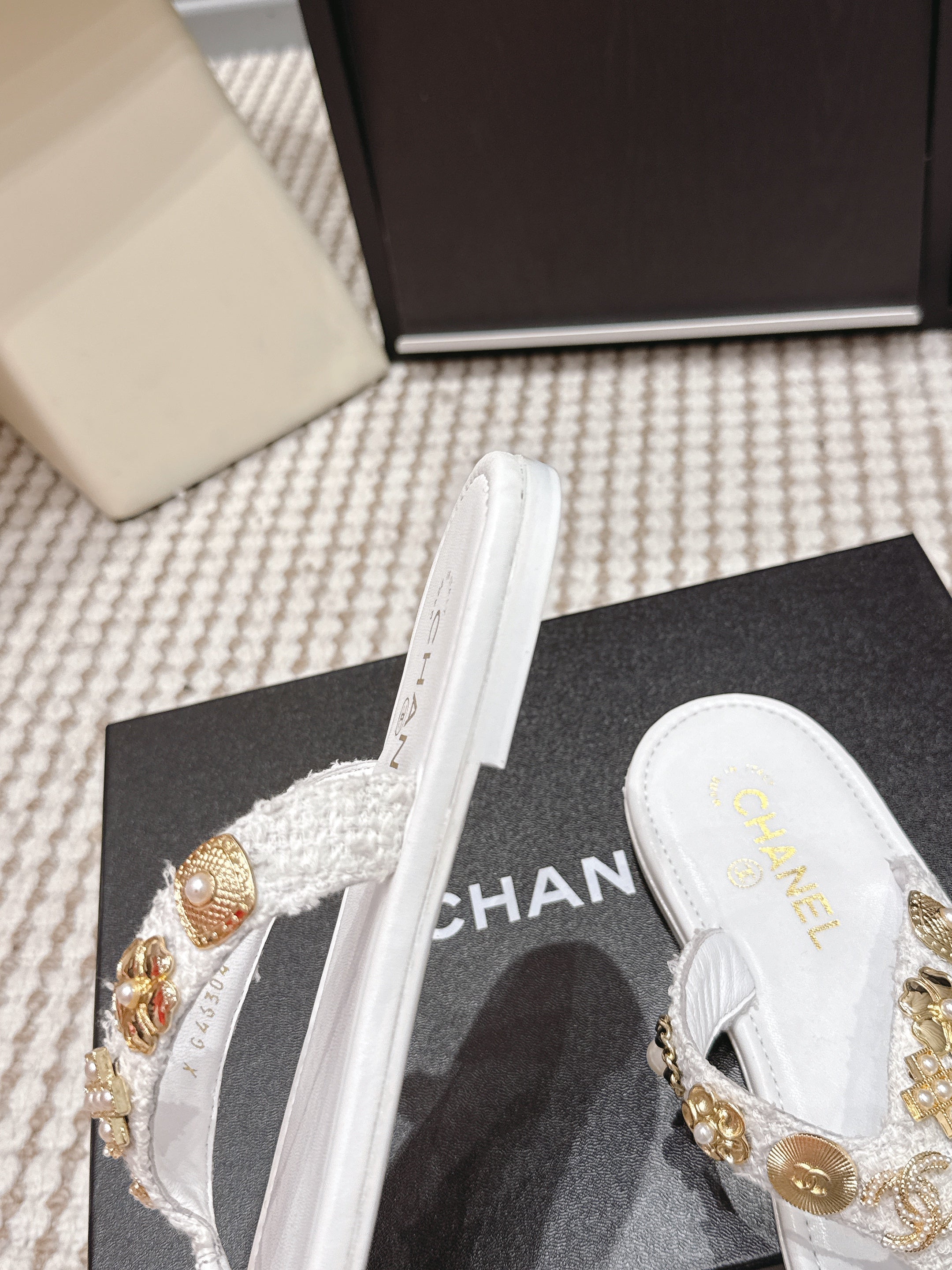 CC 26s Thong Sandals White Sheepskin Gold Charm 632368