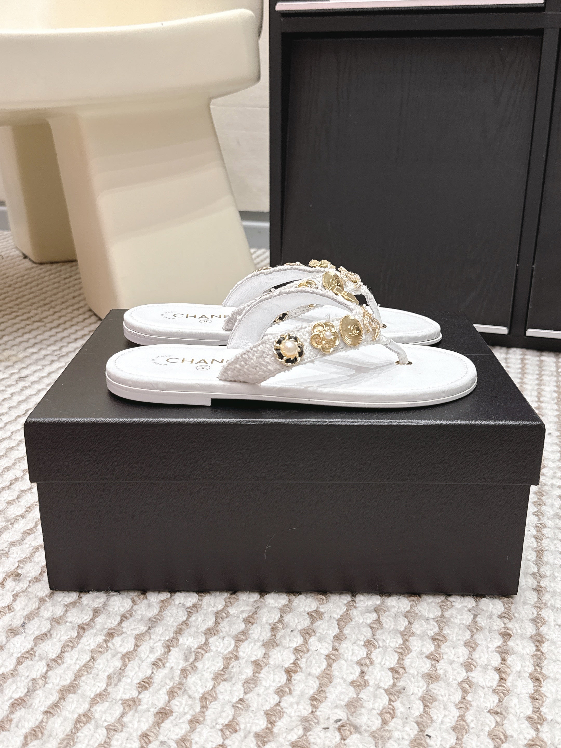 CC 26s Thong Sandals White Sheepskin Gold Charm 632368