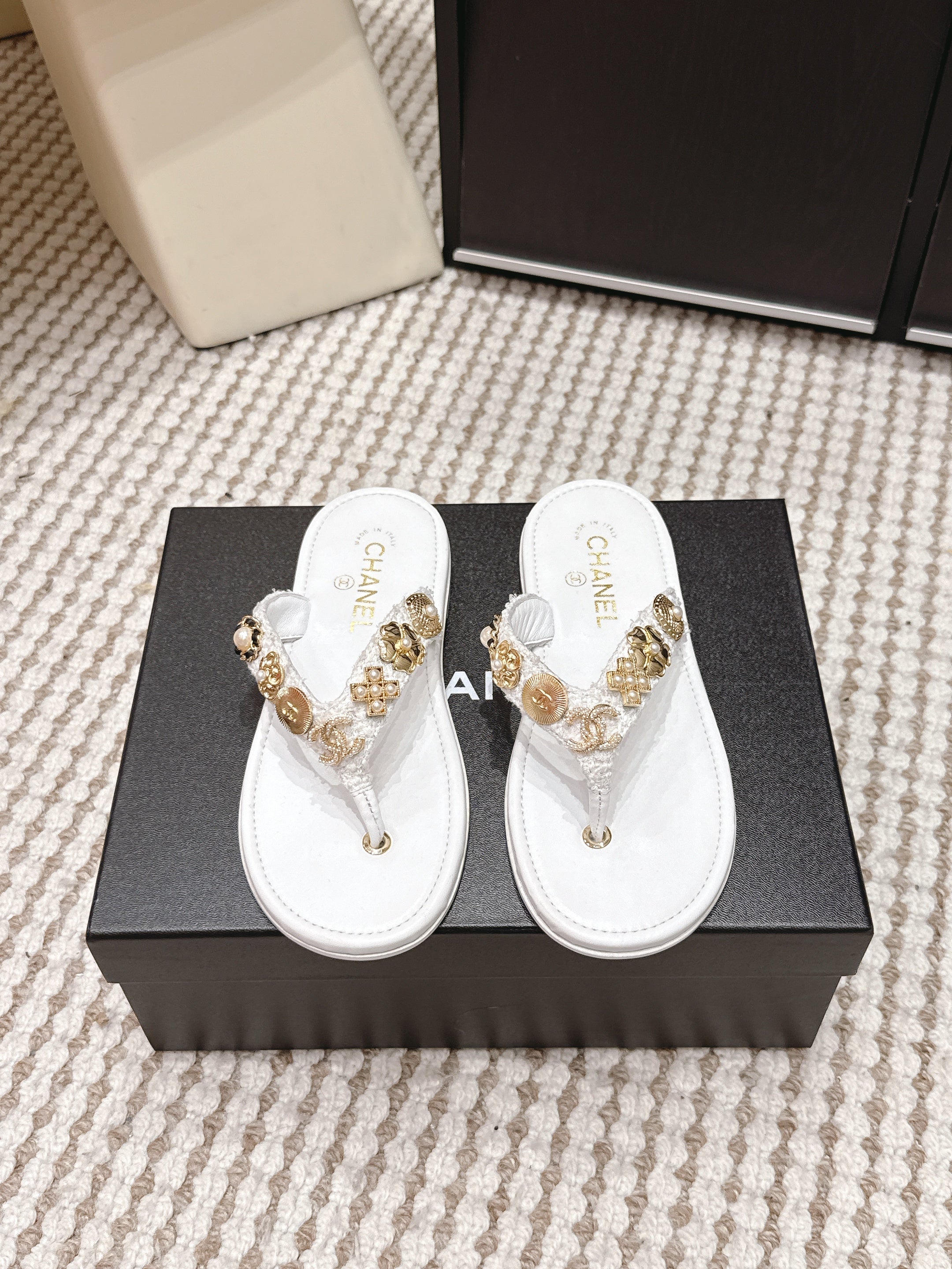 CC 26s Thong Sandals White Sheepskin Gold Charm 632368