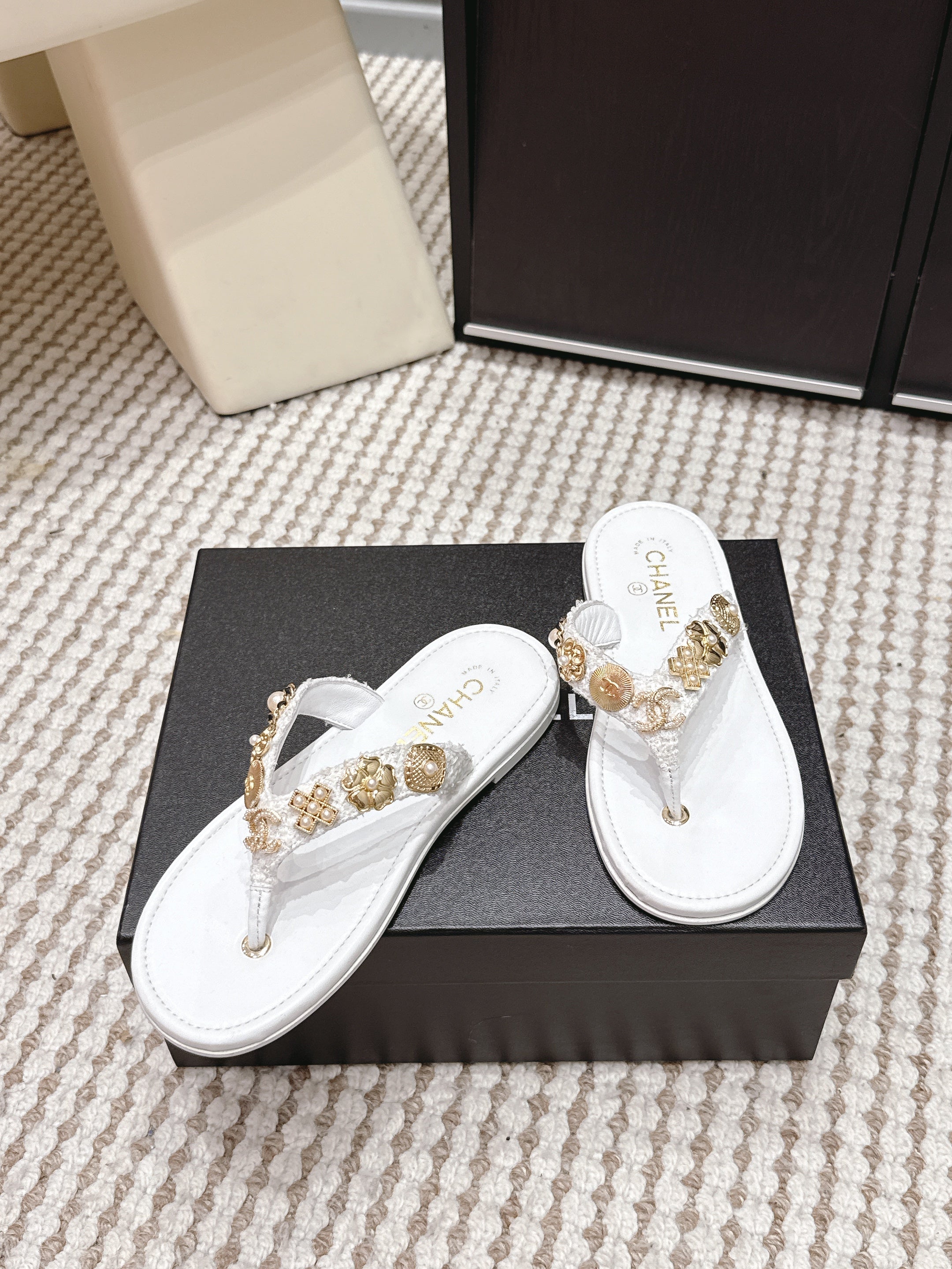 CC 26s Thong Sandals White Sheepskin Gold Charm 632368