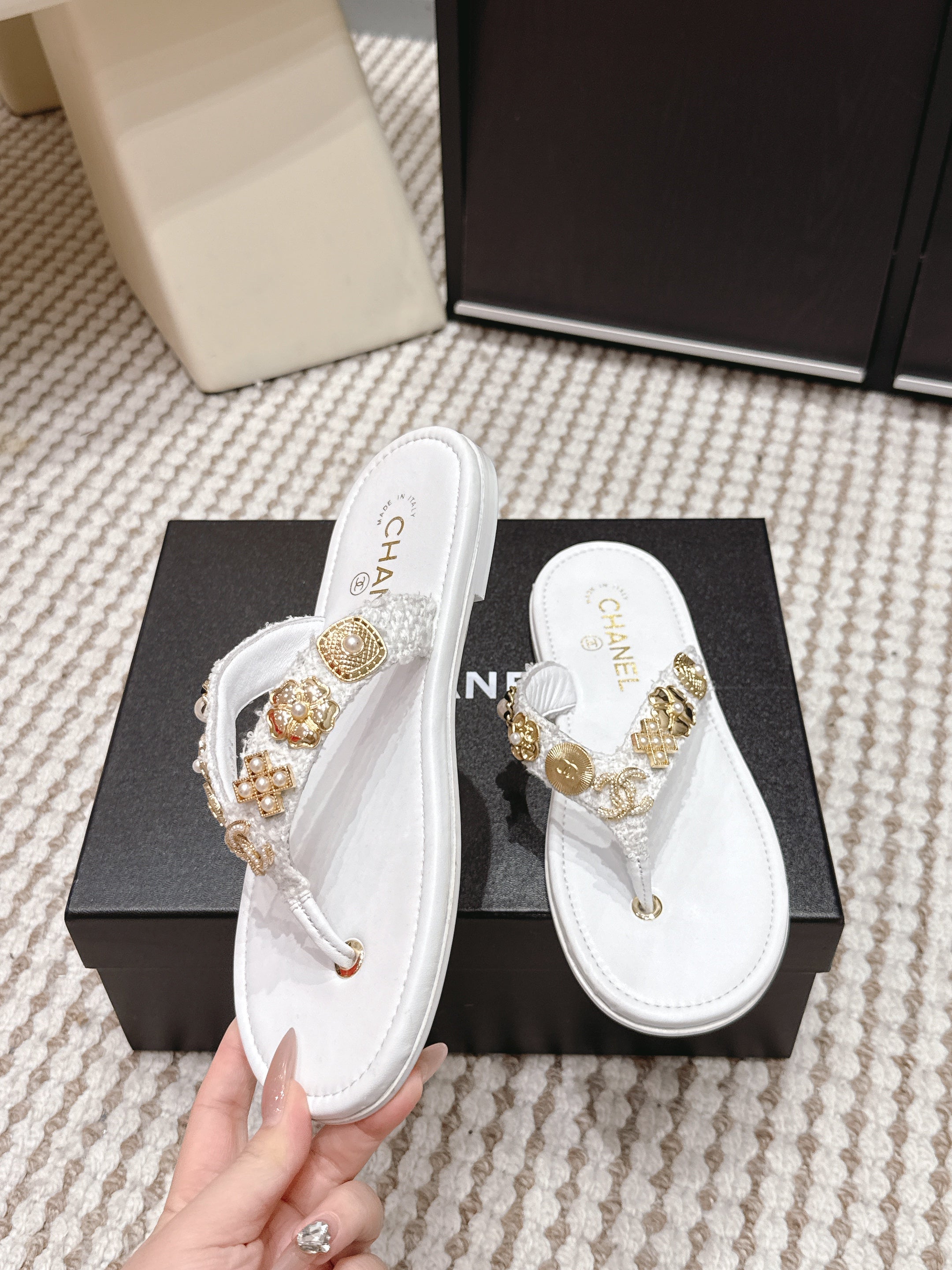 CC 26s Thong Sandals White Sheepskin Gold Charm 632368
