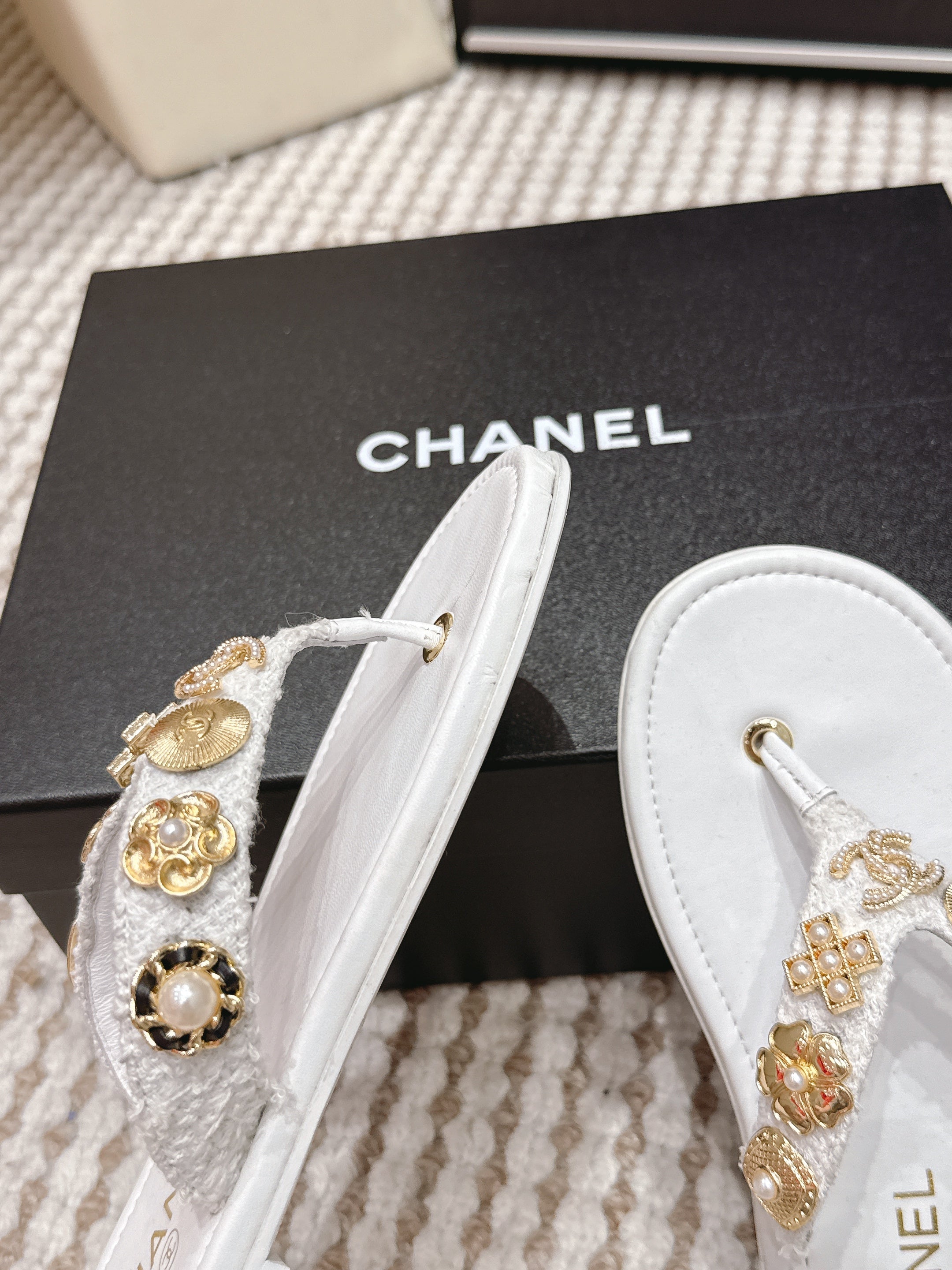 CC 26s Thong Sandals White Sheepskin Gold Charm 632368