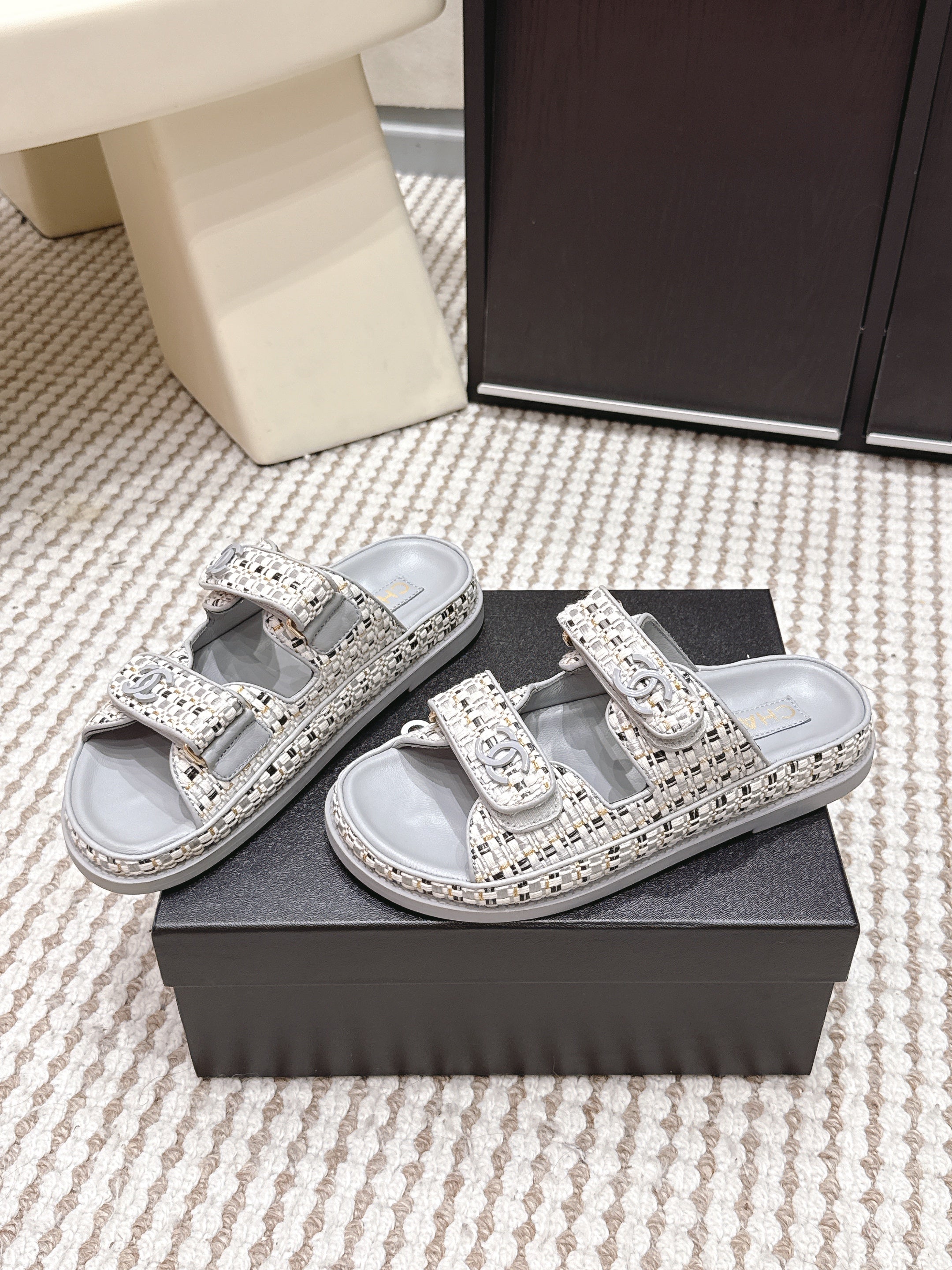 CC 26s Sandals Gray Beige Leather Raffia 632394