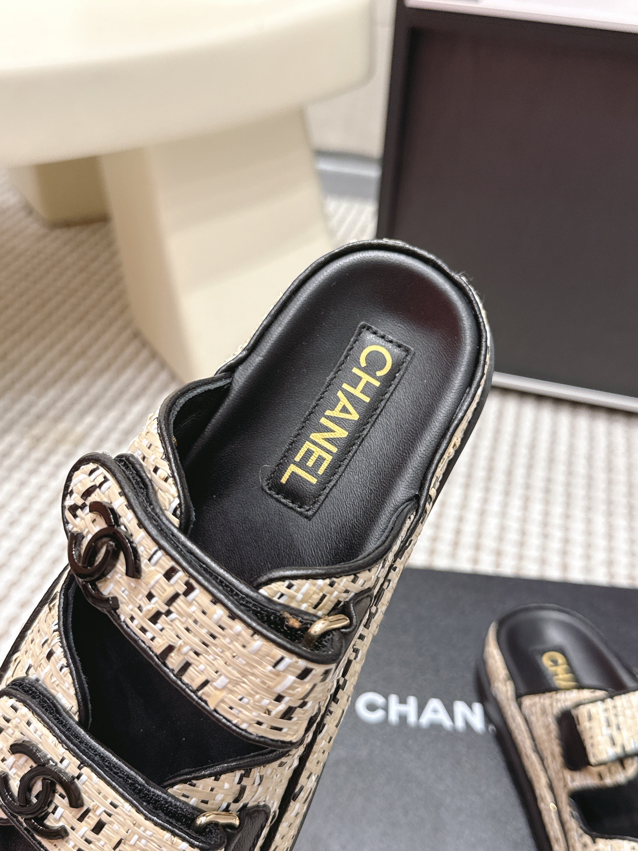 CC 26s Sandals Black Beige Leather Raffia 632396