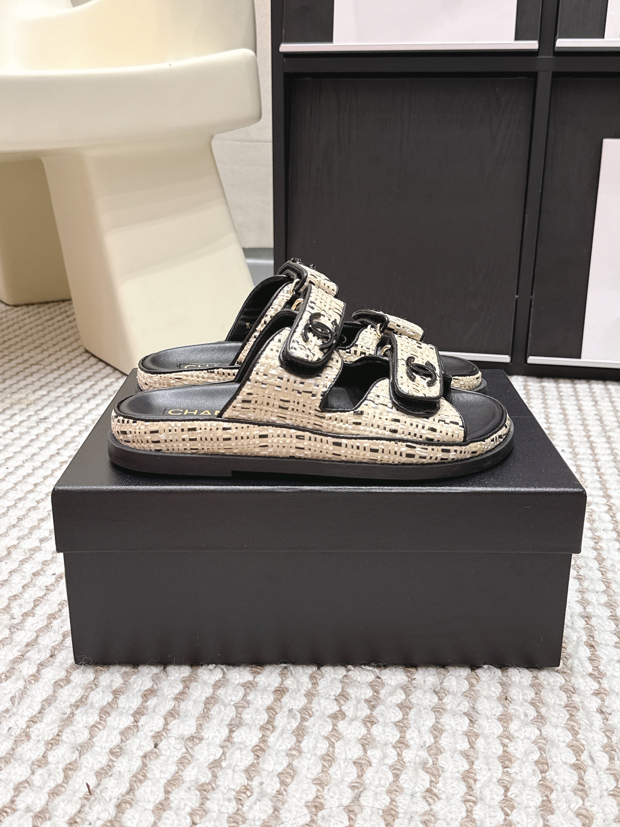 CC 26s Sandals Black Beige Leather Raffia 632396
