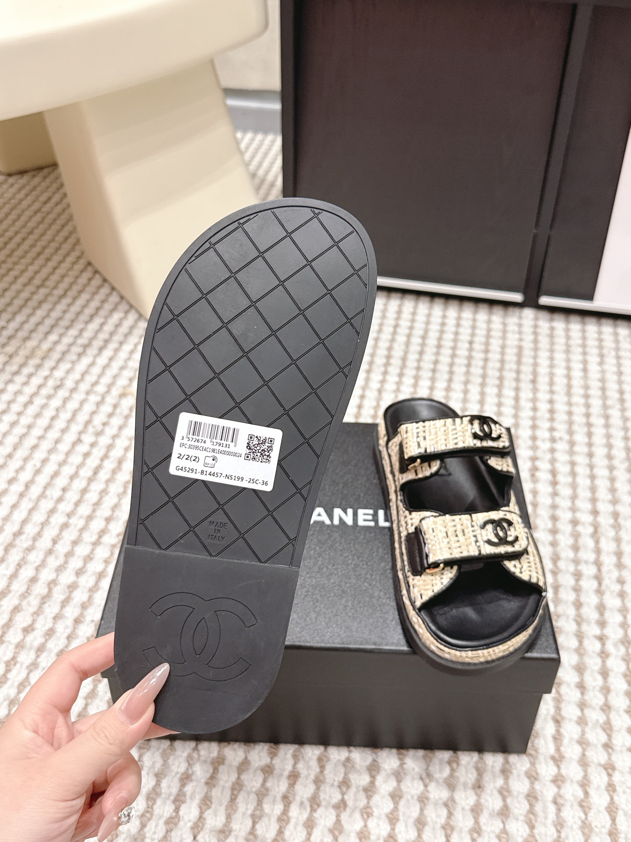 CC 26s Sandals Black Beige Leather Raffia 632396