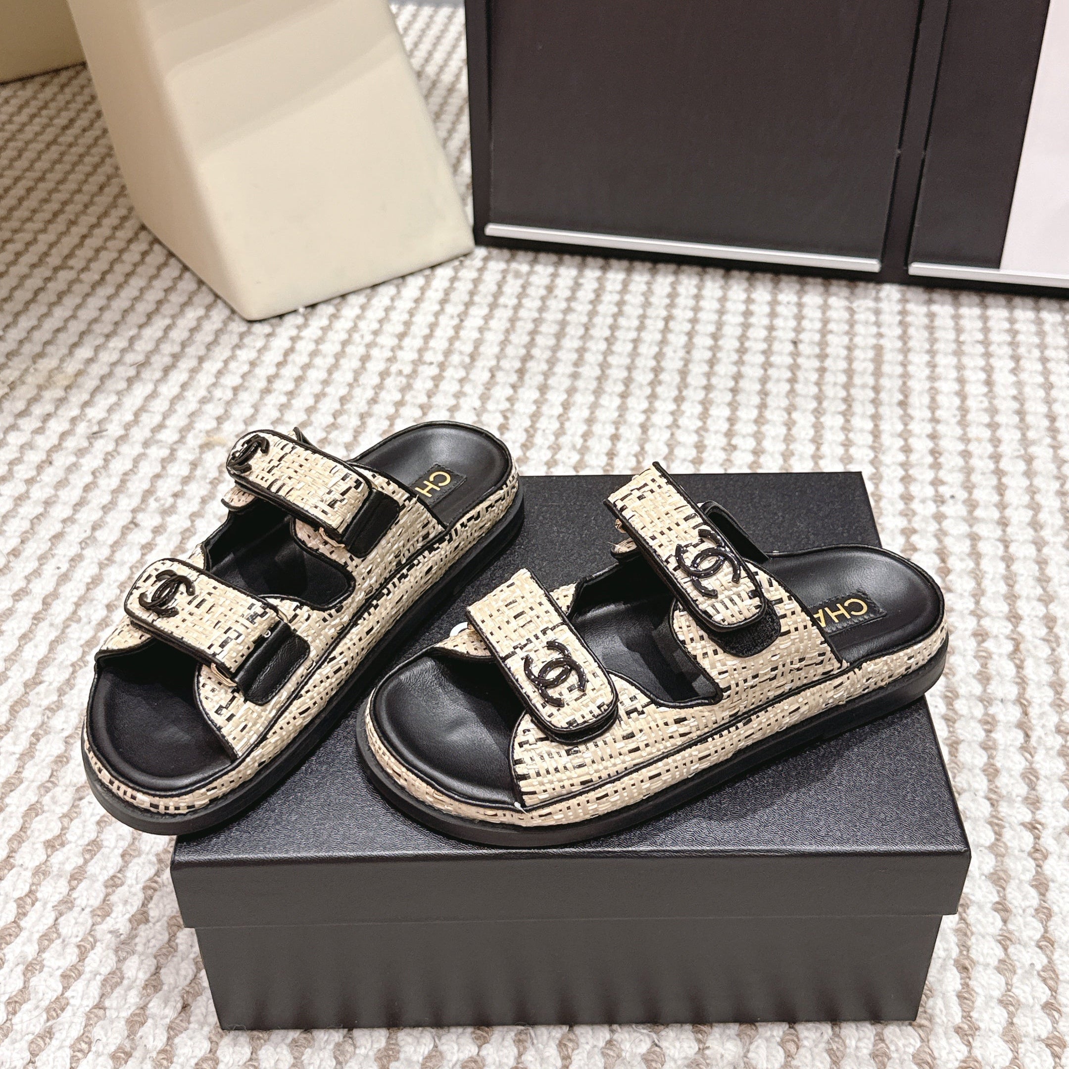 CC 26s Sandals Black Beige Leather Raffia 632396
