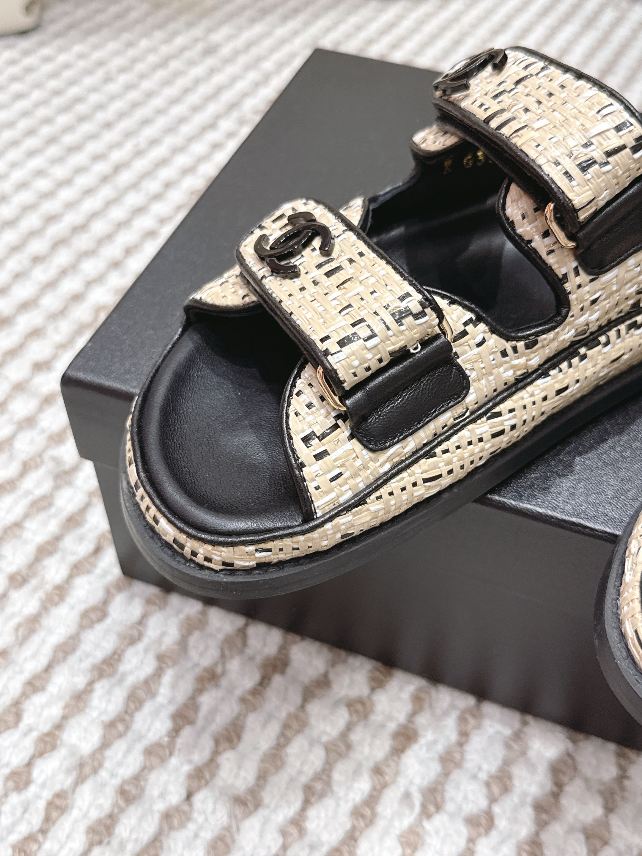 CC 26s Sandals Black Beige Leather Raffia 632396