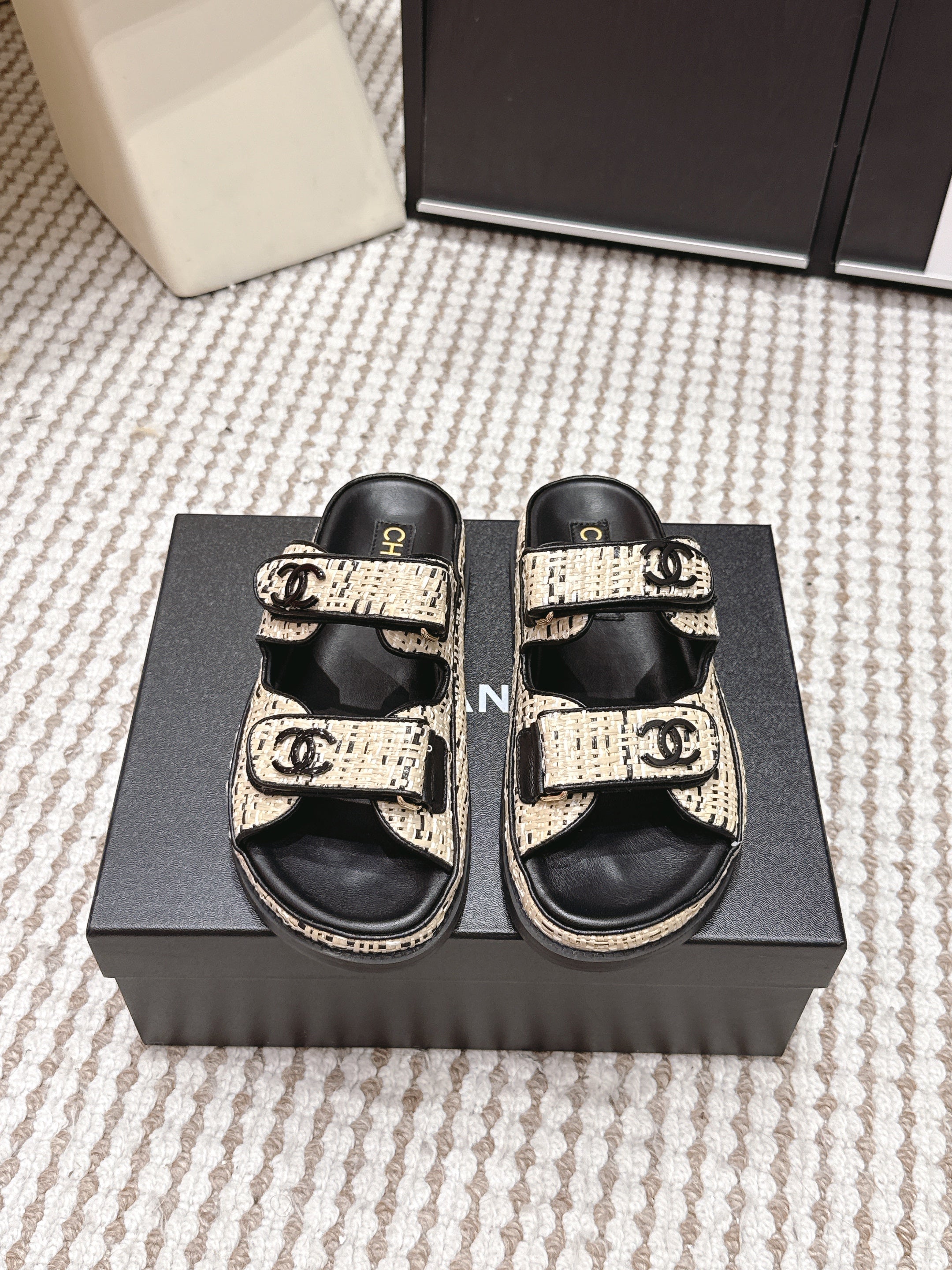 CC 26s Sandals Black Beige Leather Raffia 632396