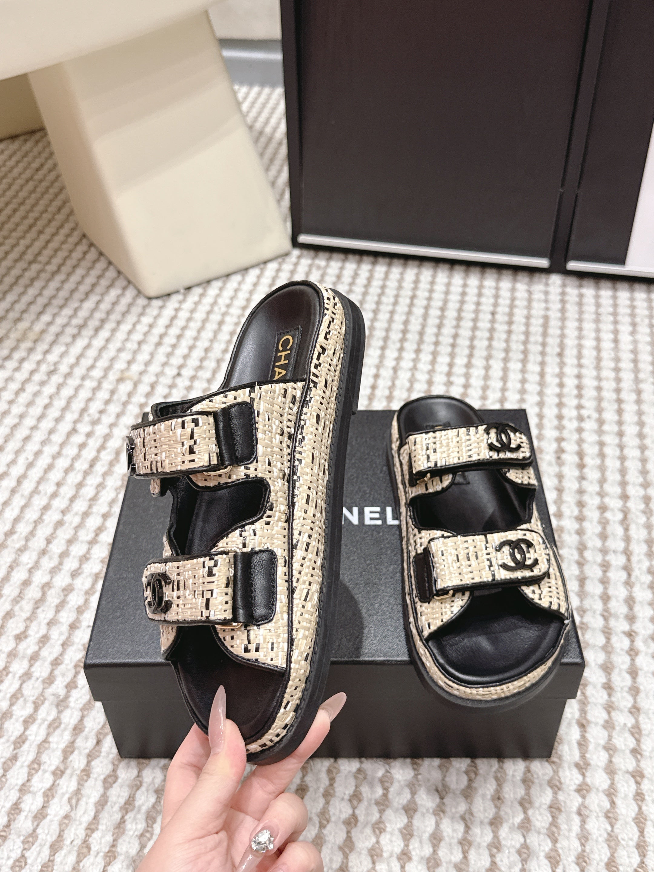 CC 26s Sandals Black Beige Leather Raffia 632396