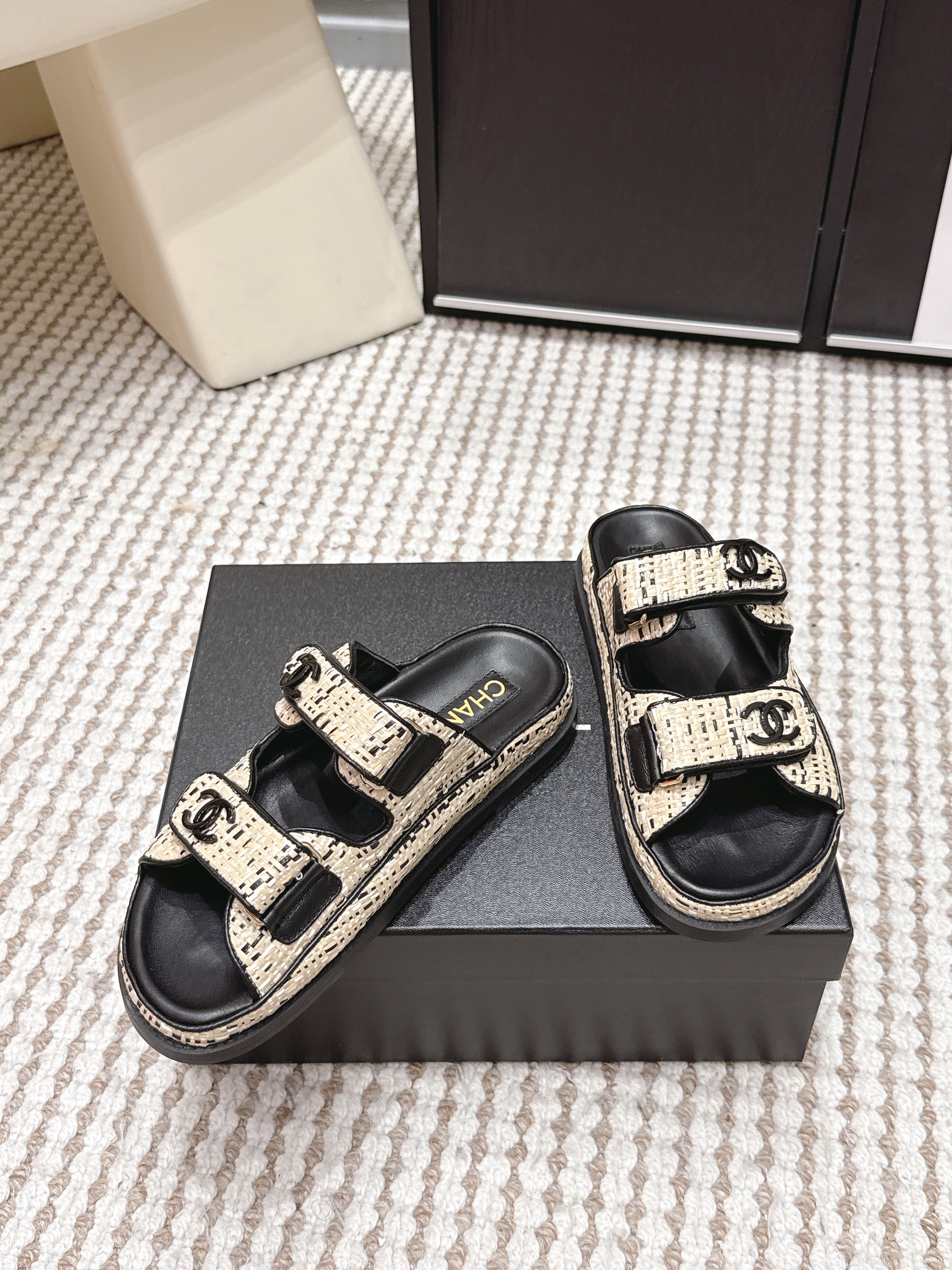 CC 26s Sandals Black Beige Leather Raffia 632396