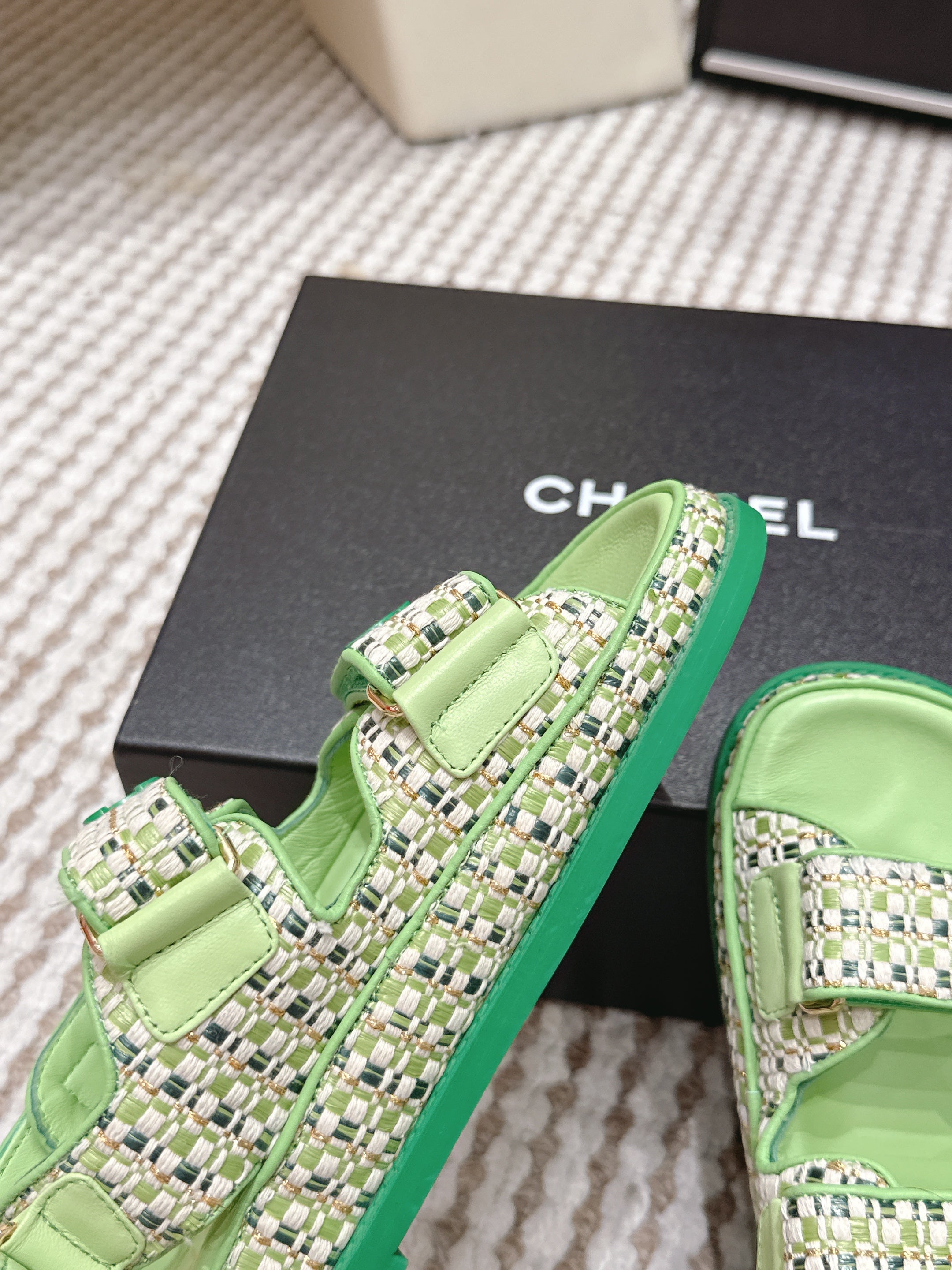 CC 26s Sandals Green White Beige Leather 632405