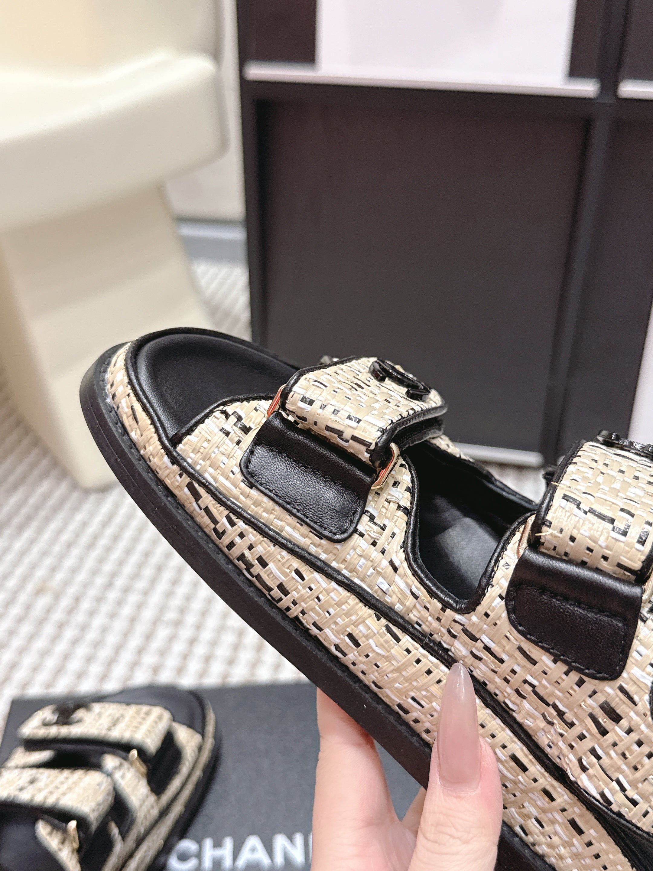 CC 26s Sandals Black Beige Leather Raffia 632400