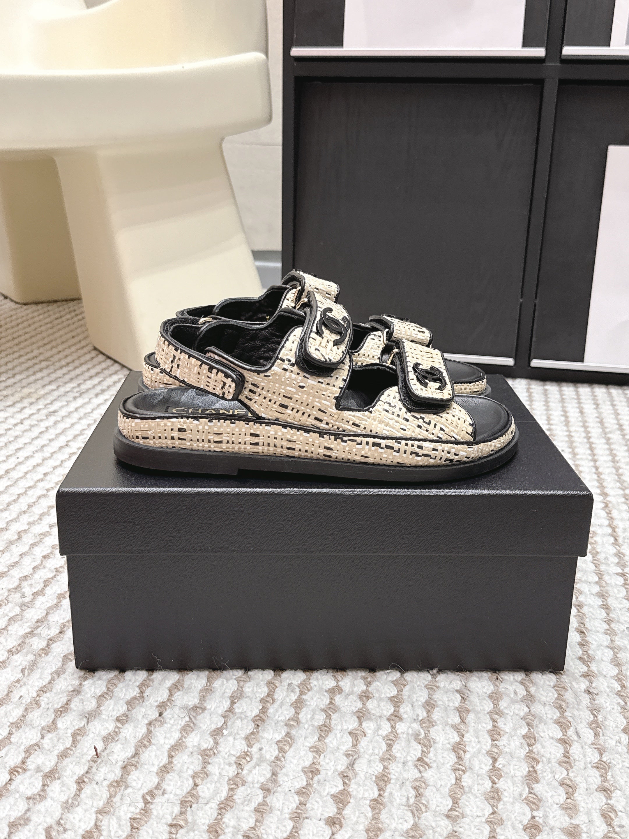 CC 26s Sandals Black Beige Leather Raffia 632400