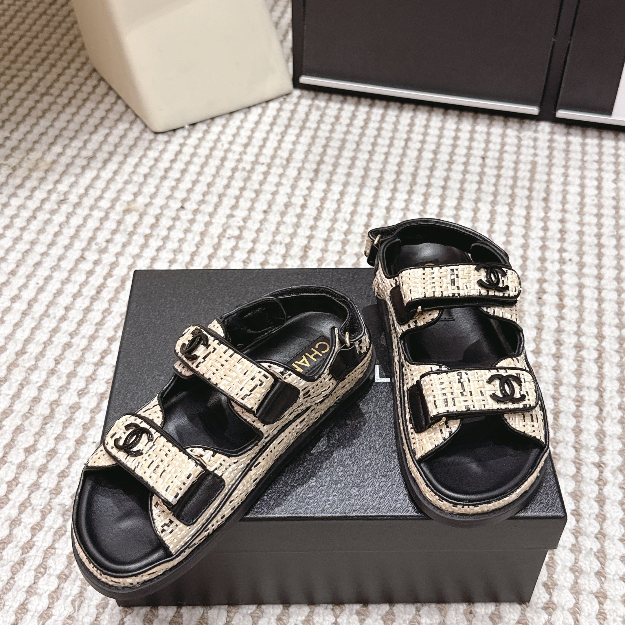 CC 26s Sandals Black Beige Leather Raffia 632400