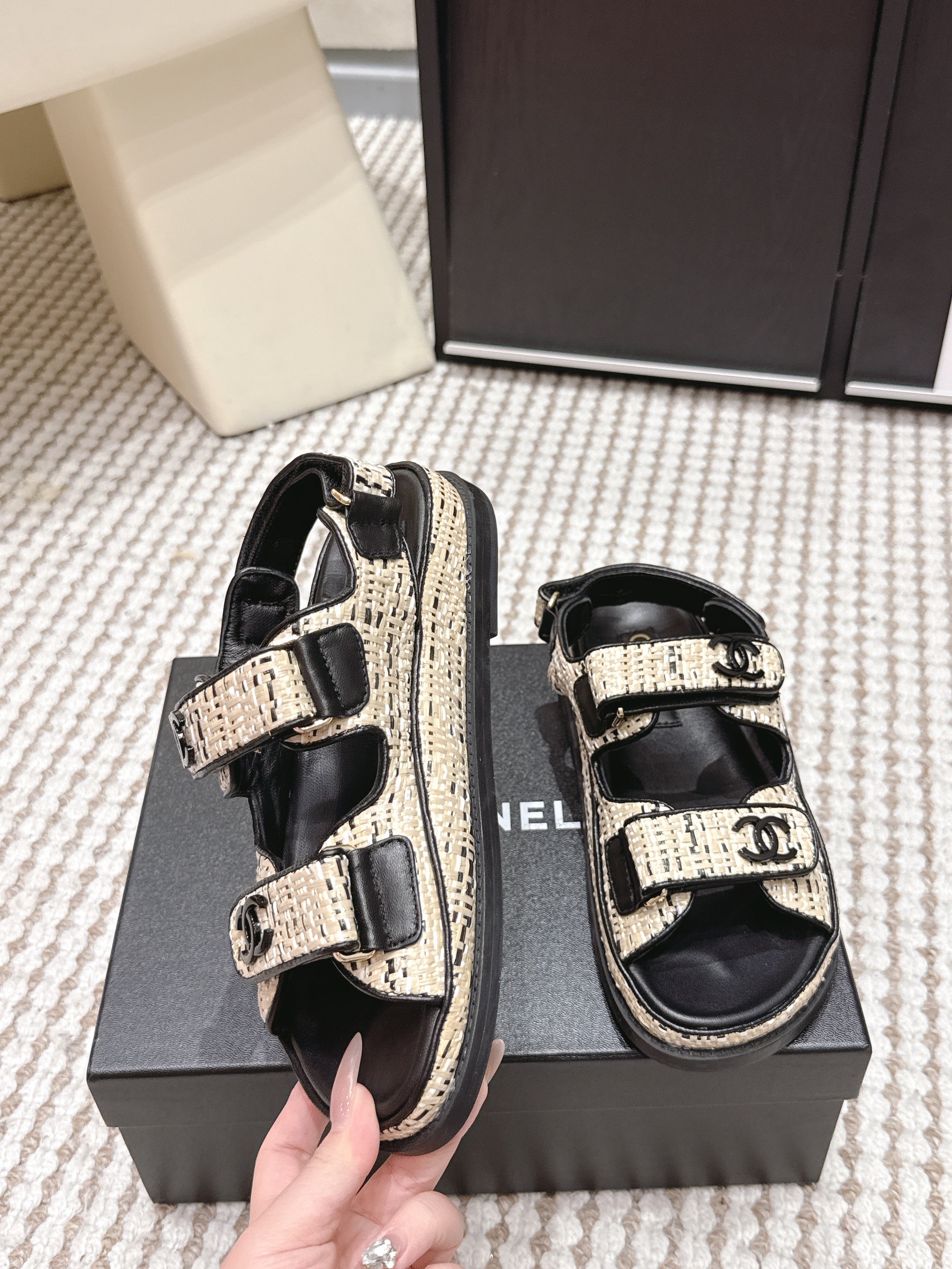 CC 26s Sandals Black Beige Leather Raffia 632400