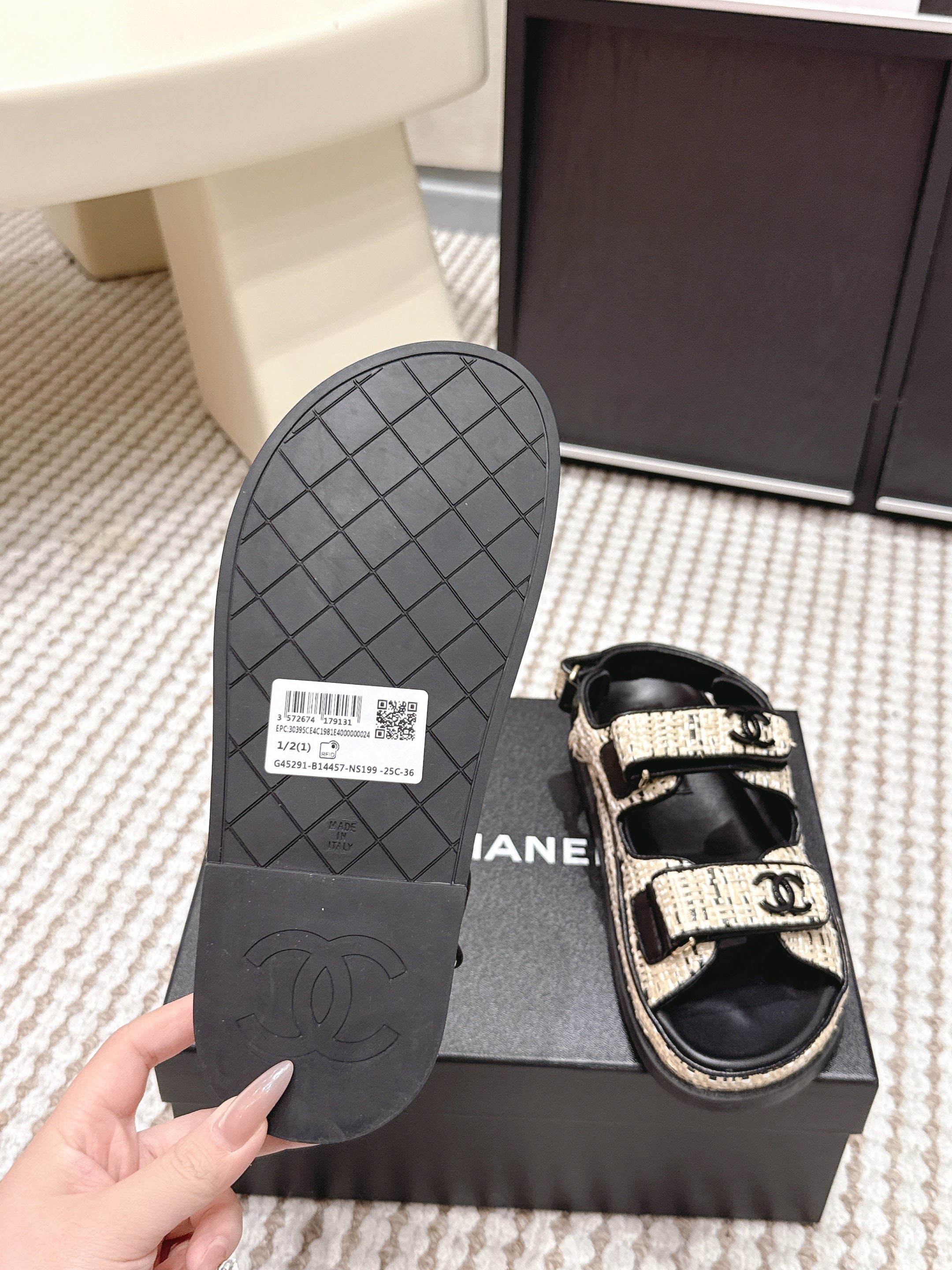 CC 26s Sandals Black Beige Leather Raffia 632400