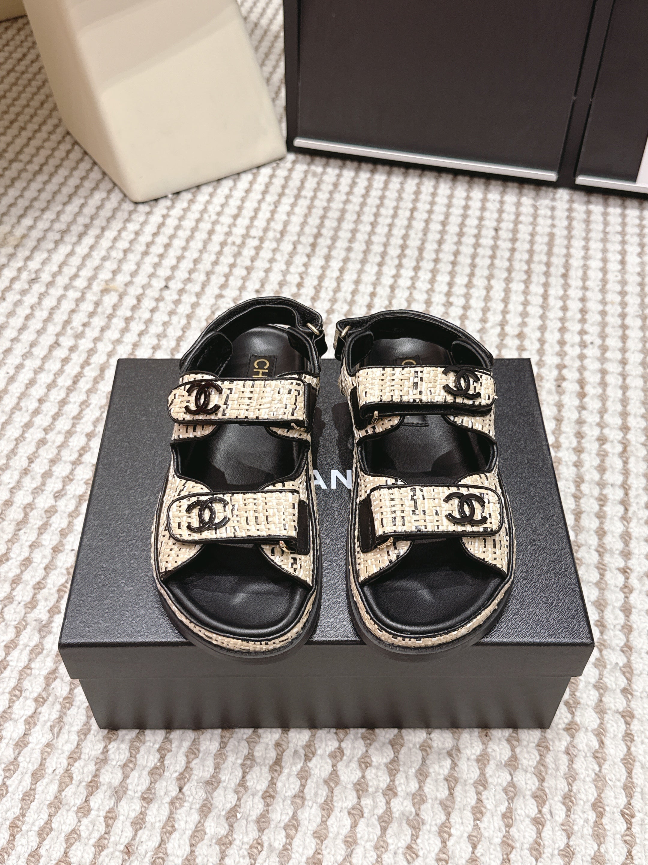 CC 26s Sandals Black Beige Leather Raffia 632400