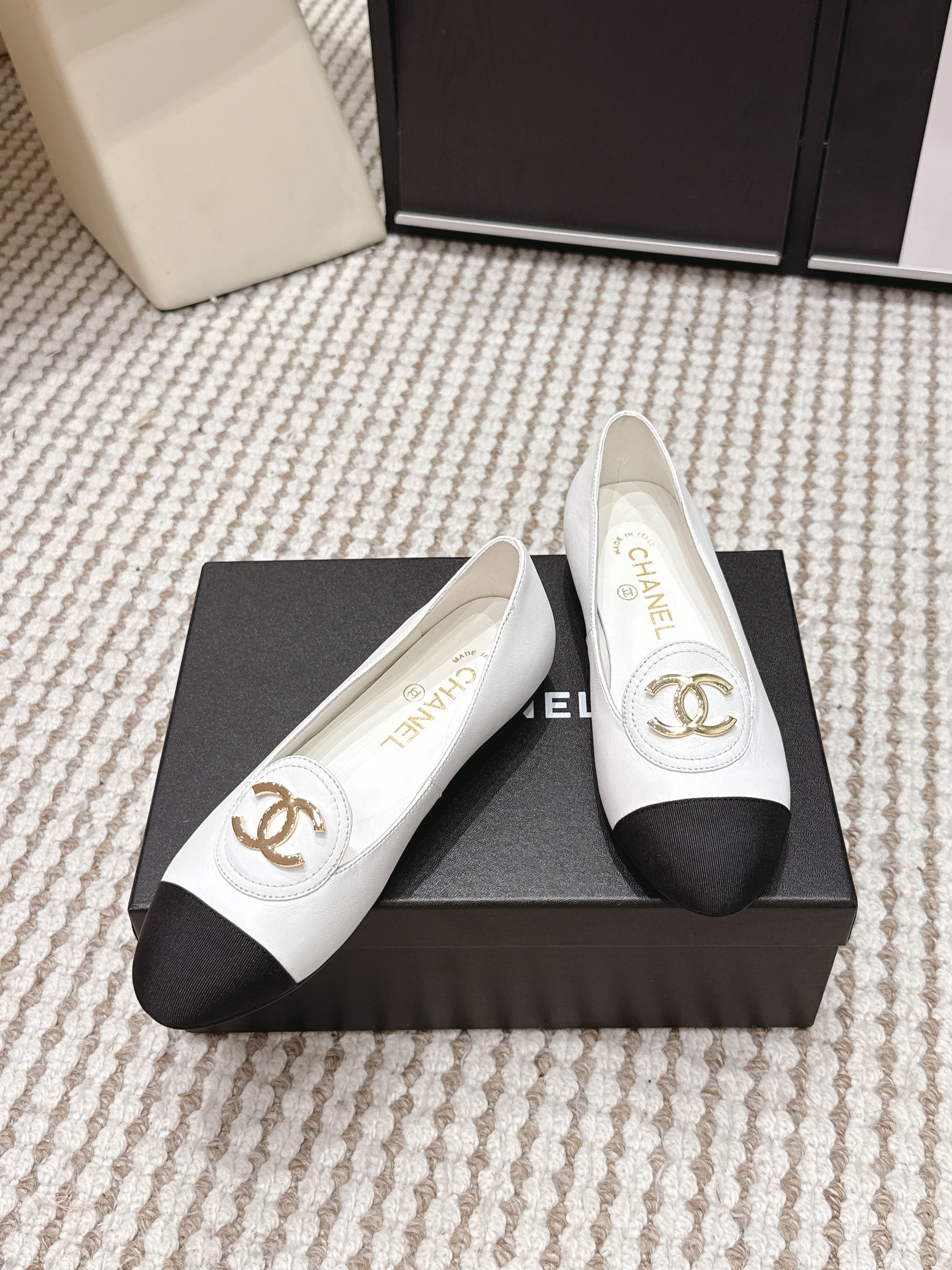 CC 26s Slip-on Flat White Black Calfskin 632341