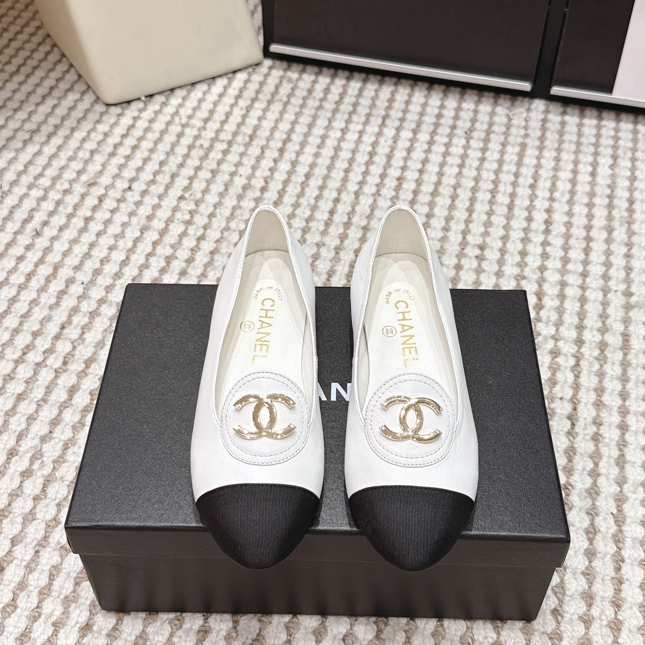 CC 26s Slip-on Flat White Black Calfskin 632341