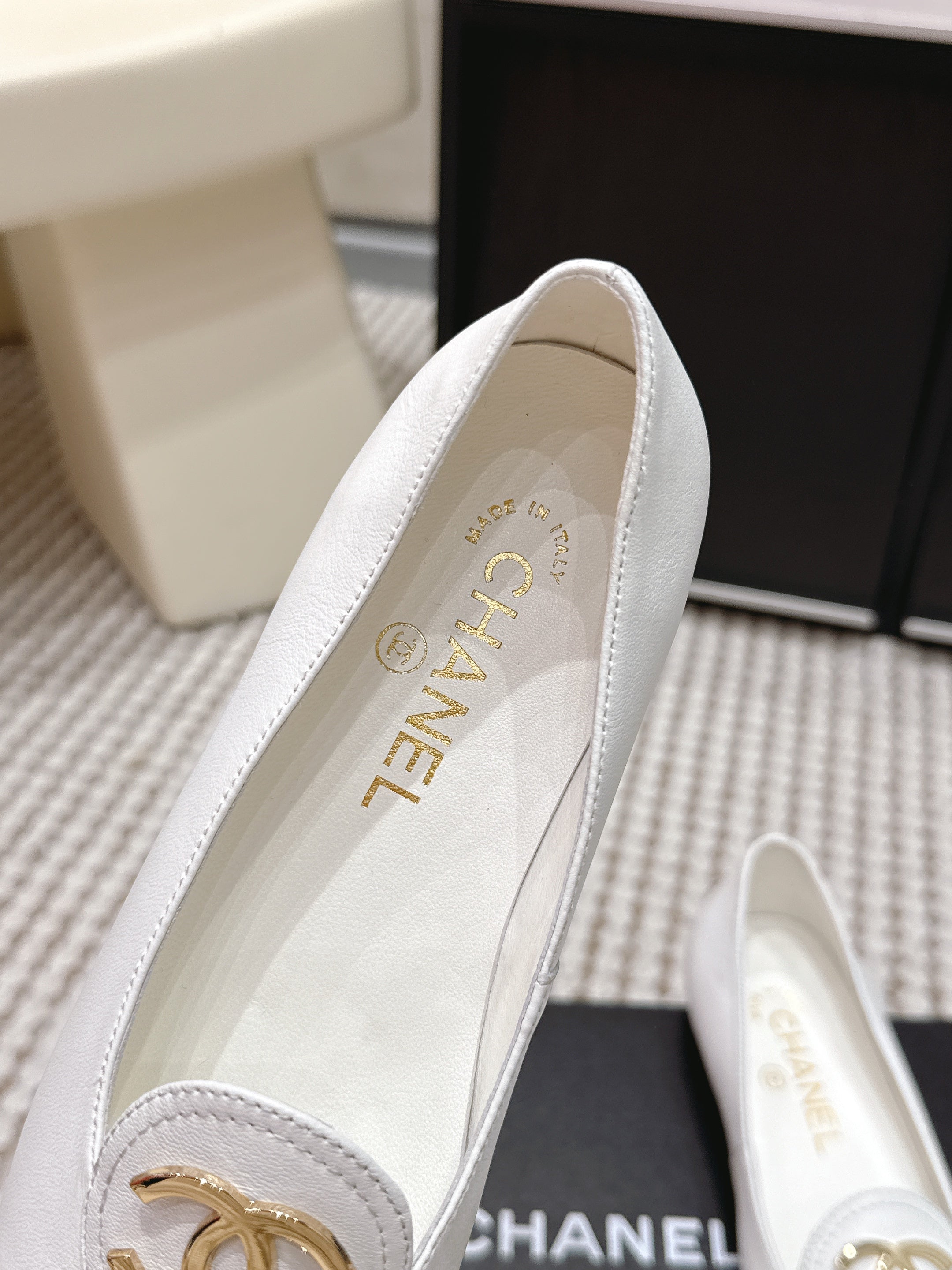 CC 26s Slip-on Flat White Black Calfskin 632341