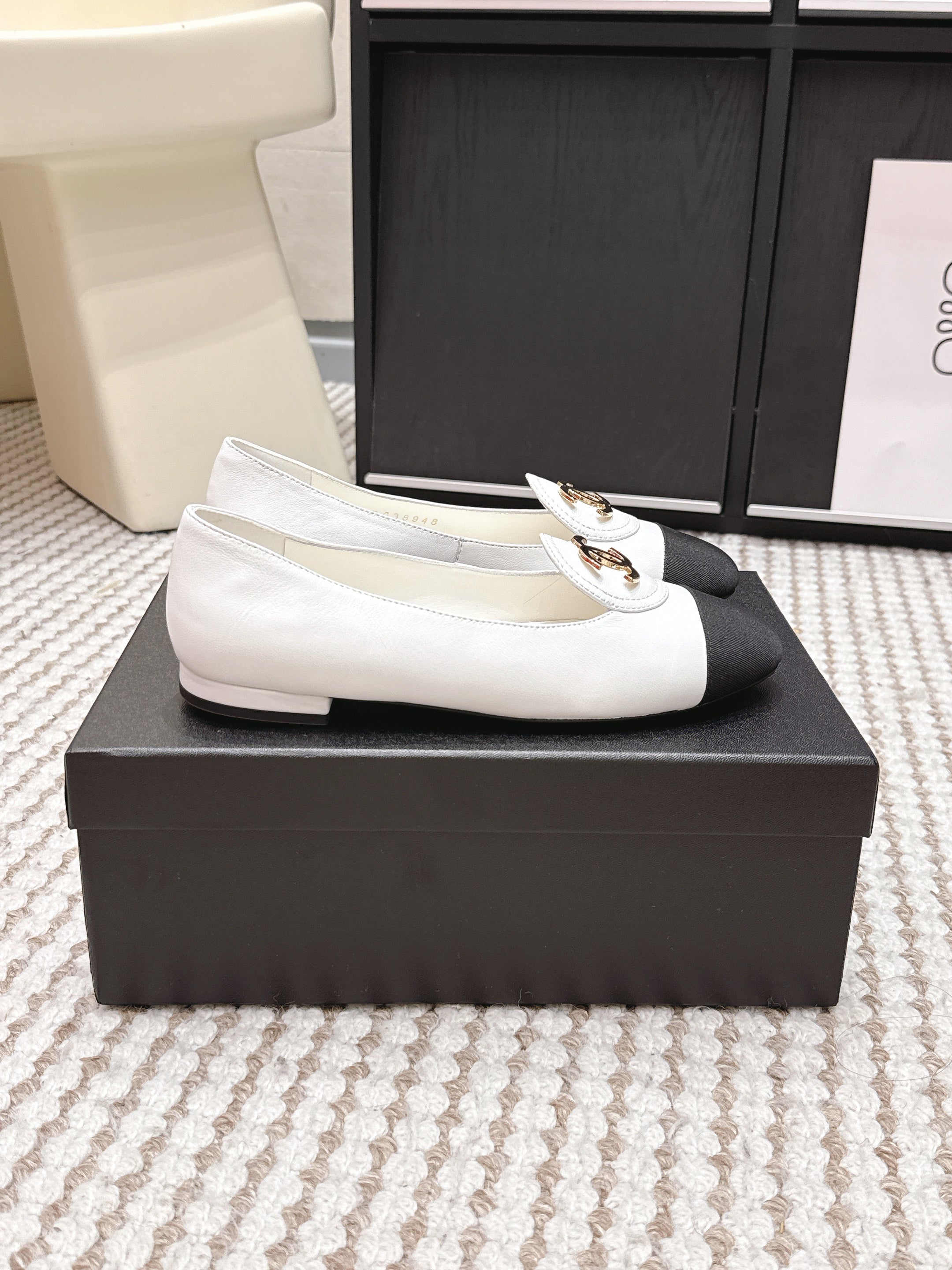 CC 26s Slip-on Flat White Black Calfskin 632341
