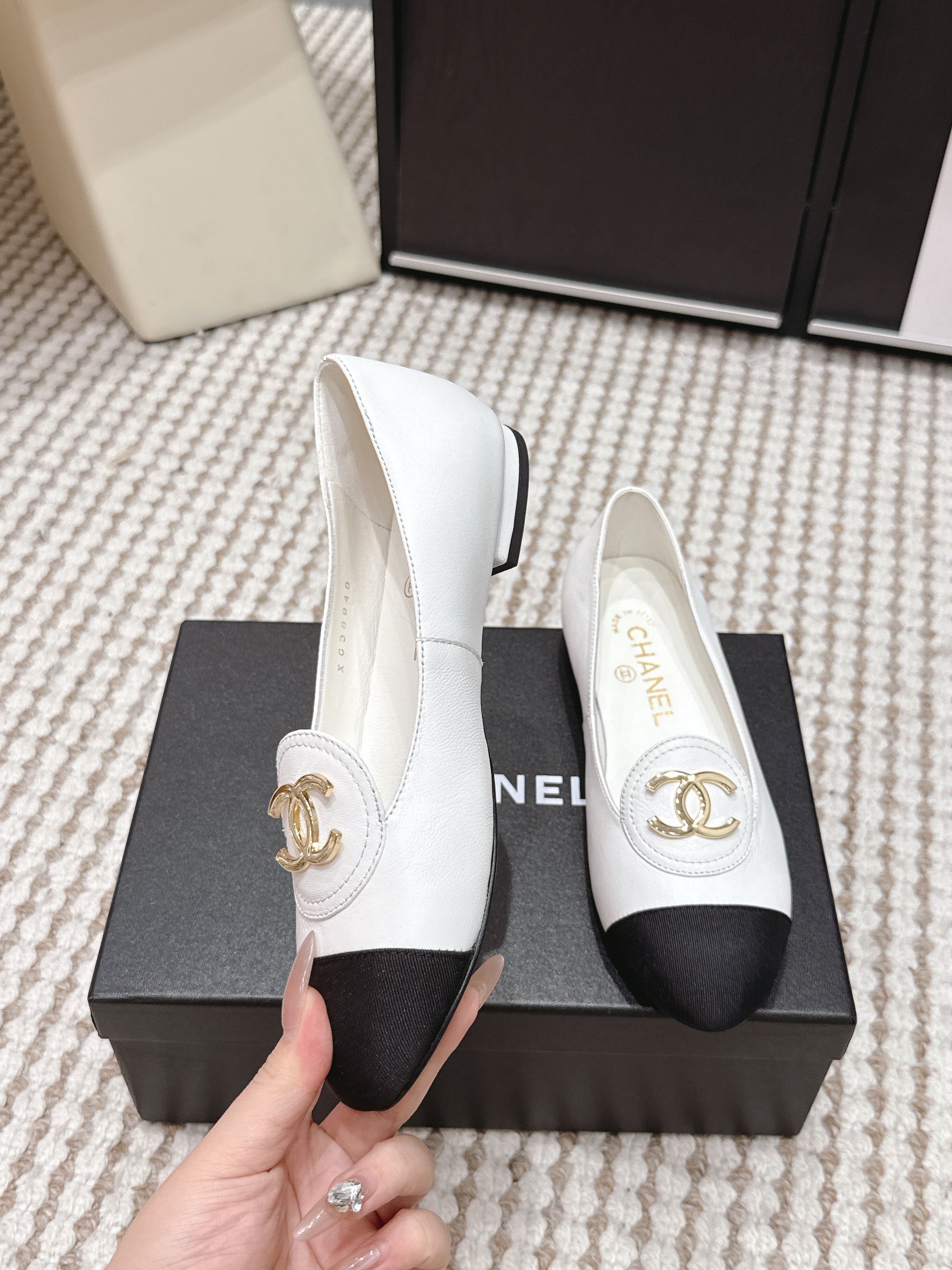 CC 26s Slip-on Flat White Black Calfskin 632341