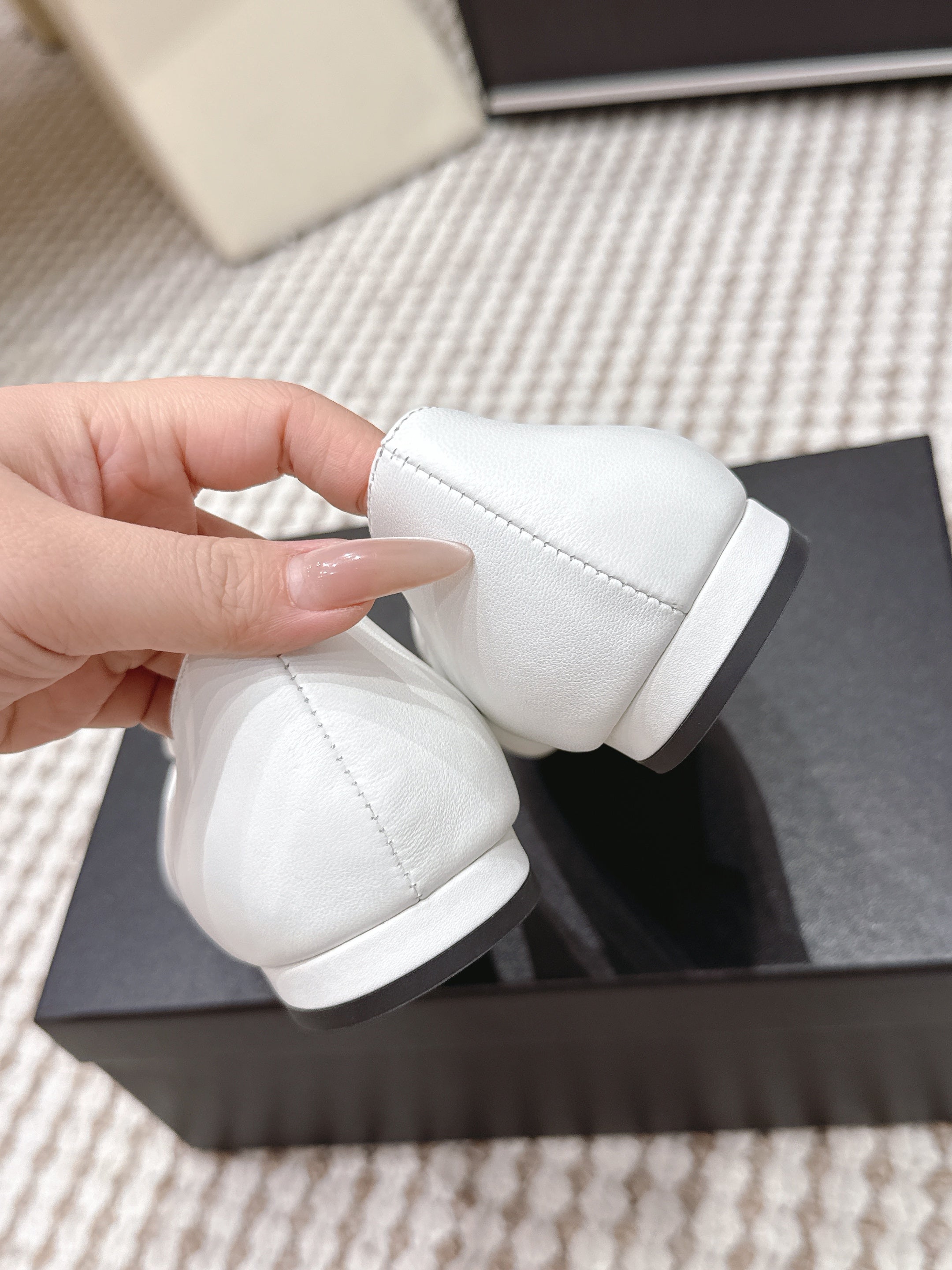 CC 26s Slip-on Flat White Black Calfskin 632341