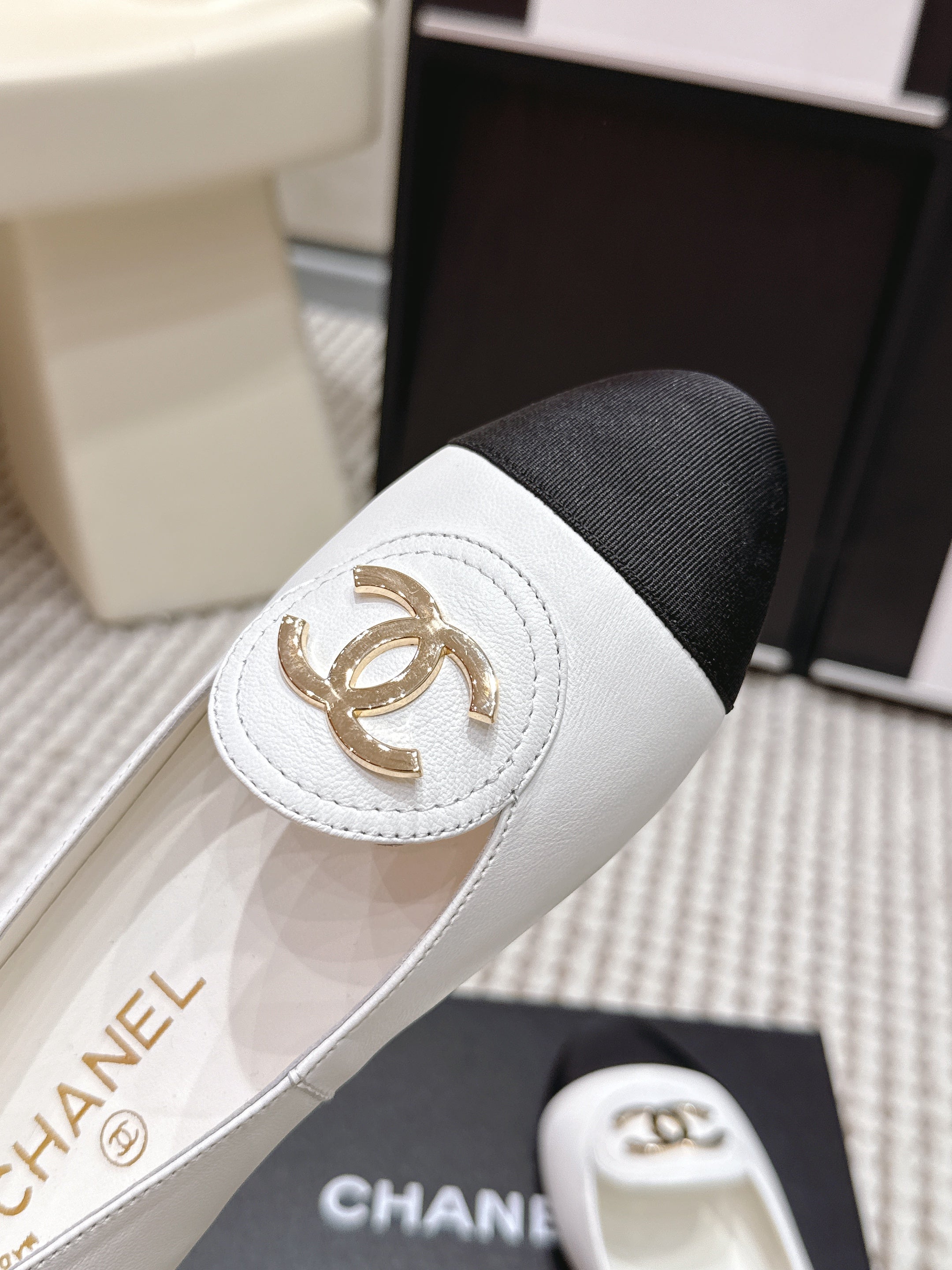 CC 26s Slip-on Flat White Black Calfskin 632341