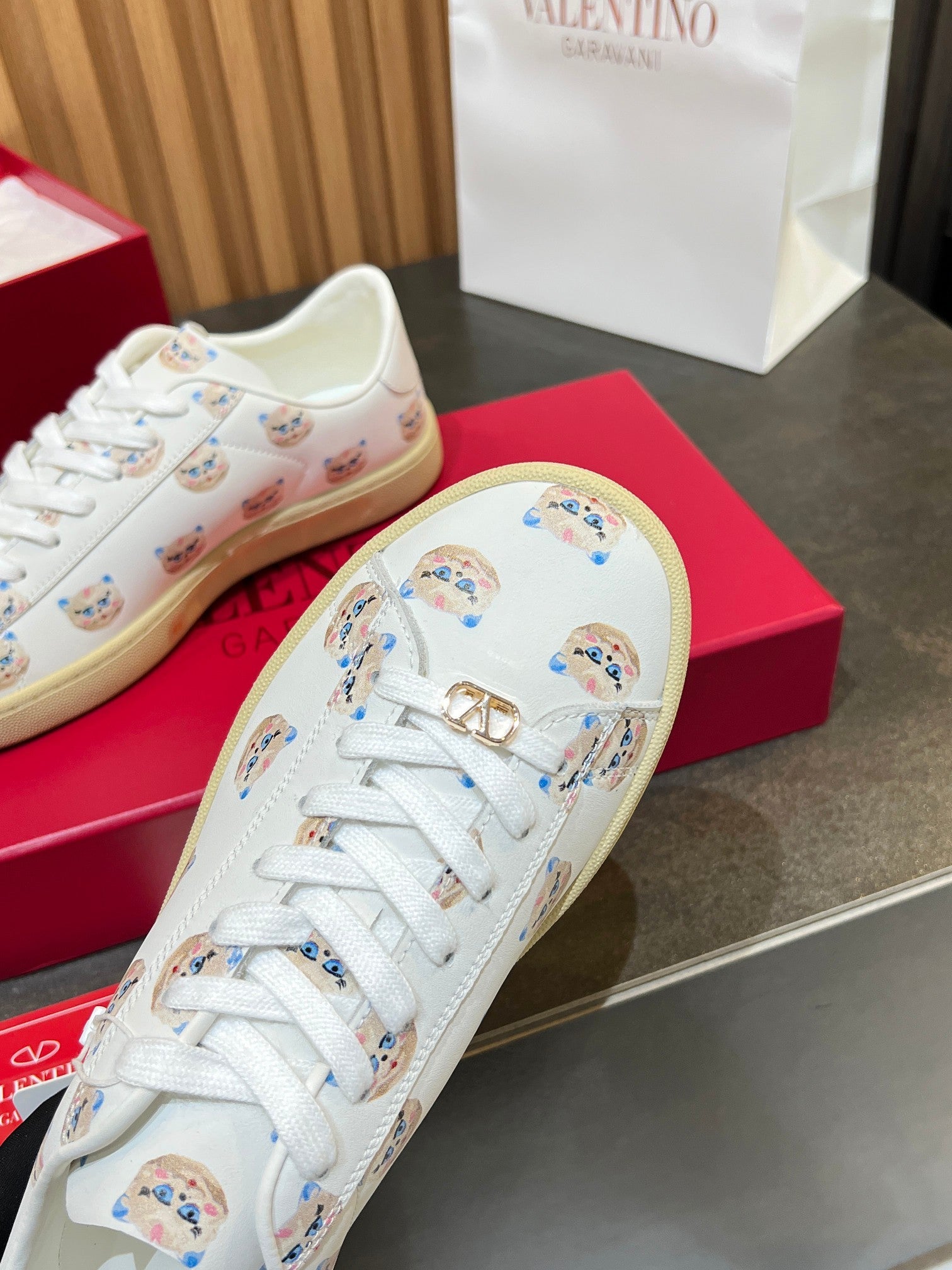 VT 25S  Casual Sneakers  White Beige Cowhide 563090