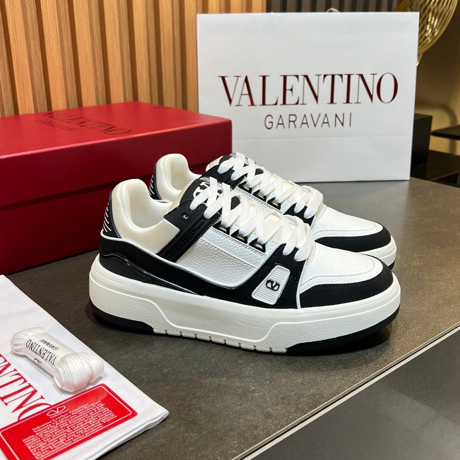 VT 25S Couple Sneakers White Black Calfskin 563116
