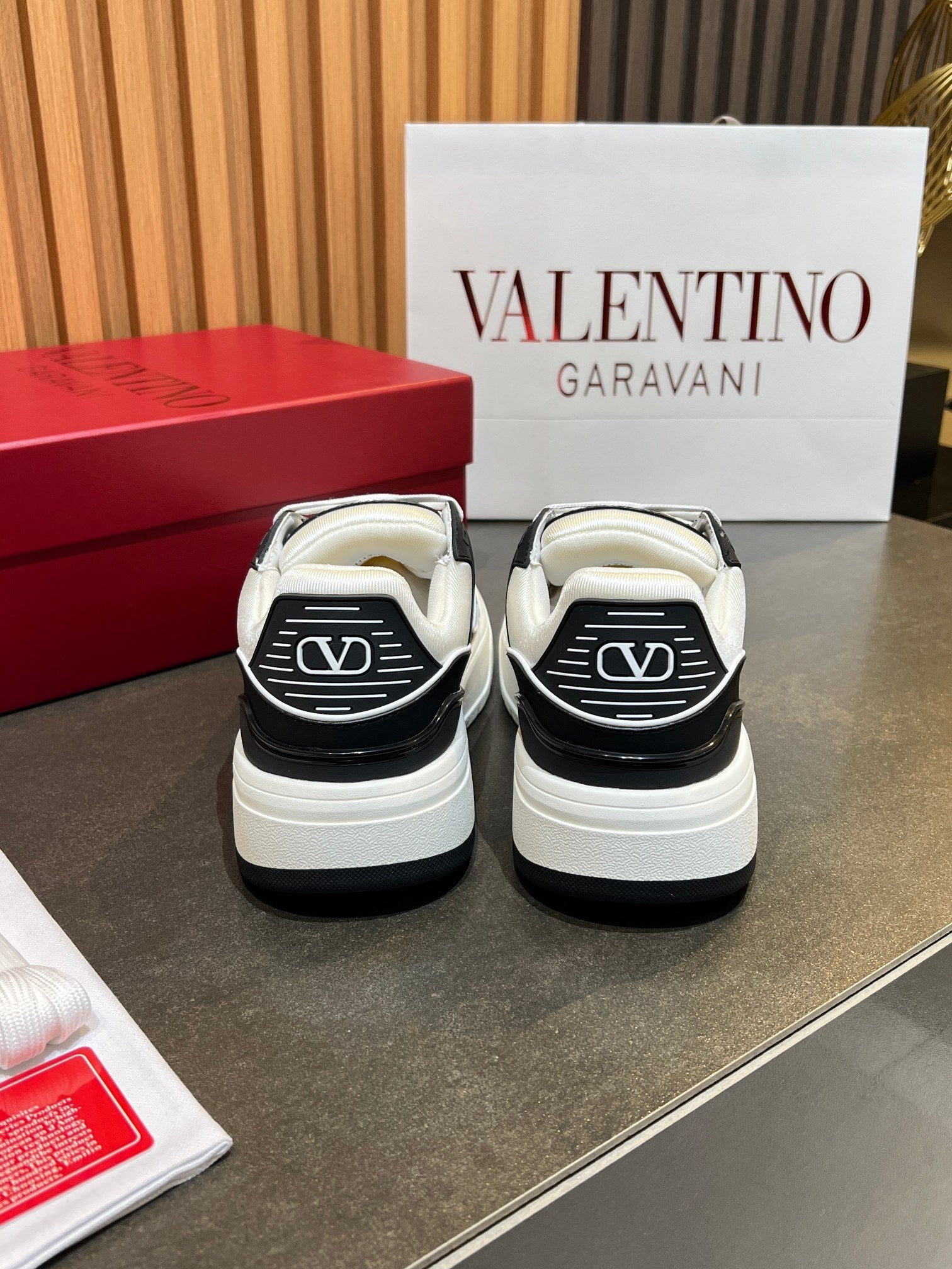 VT 25S Couple Sneakers White Black Calfskin 563116