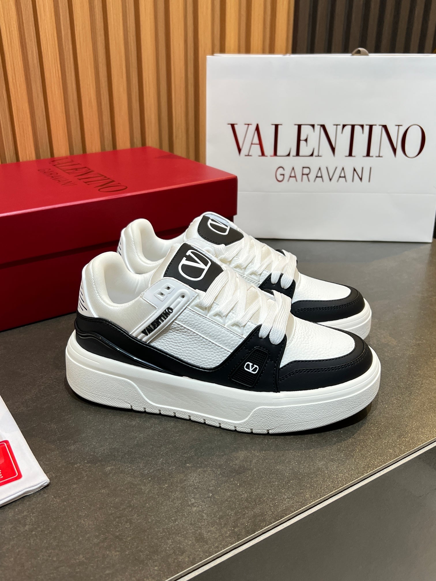 VT 25S Couple Sneakers Black White Calfskin 563120