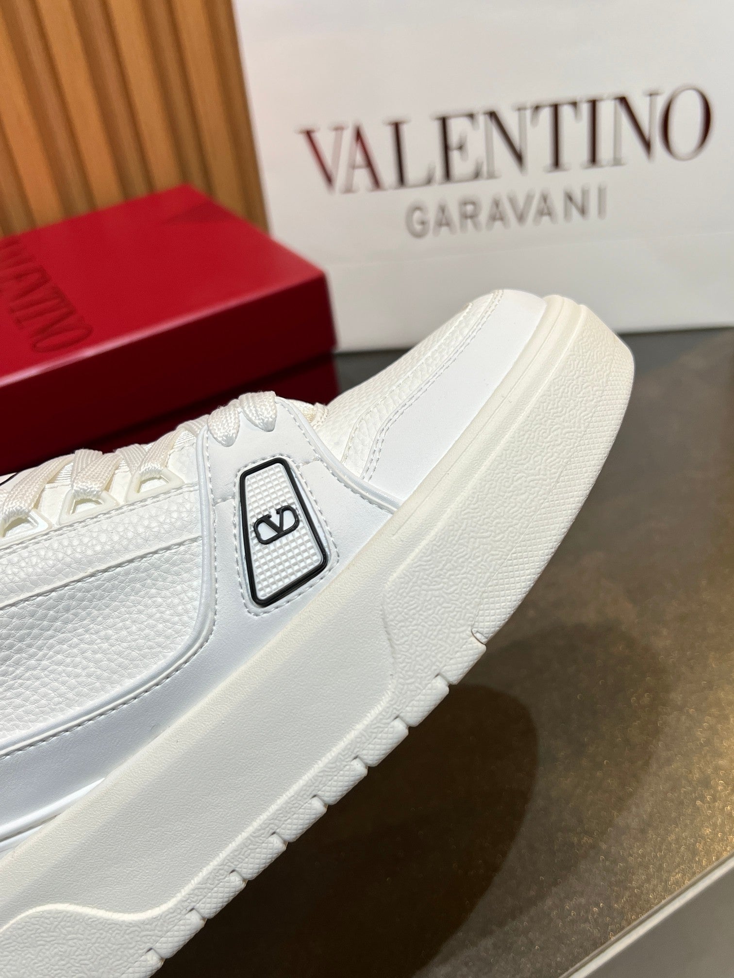 VT 25S Couple Sneakers White Calfskin 563122