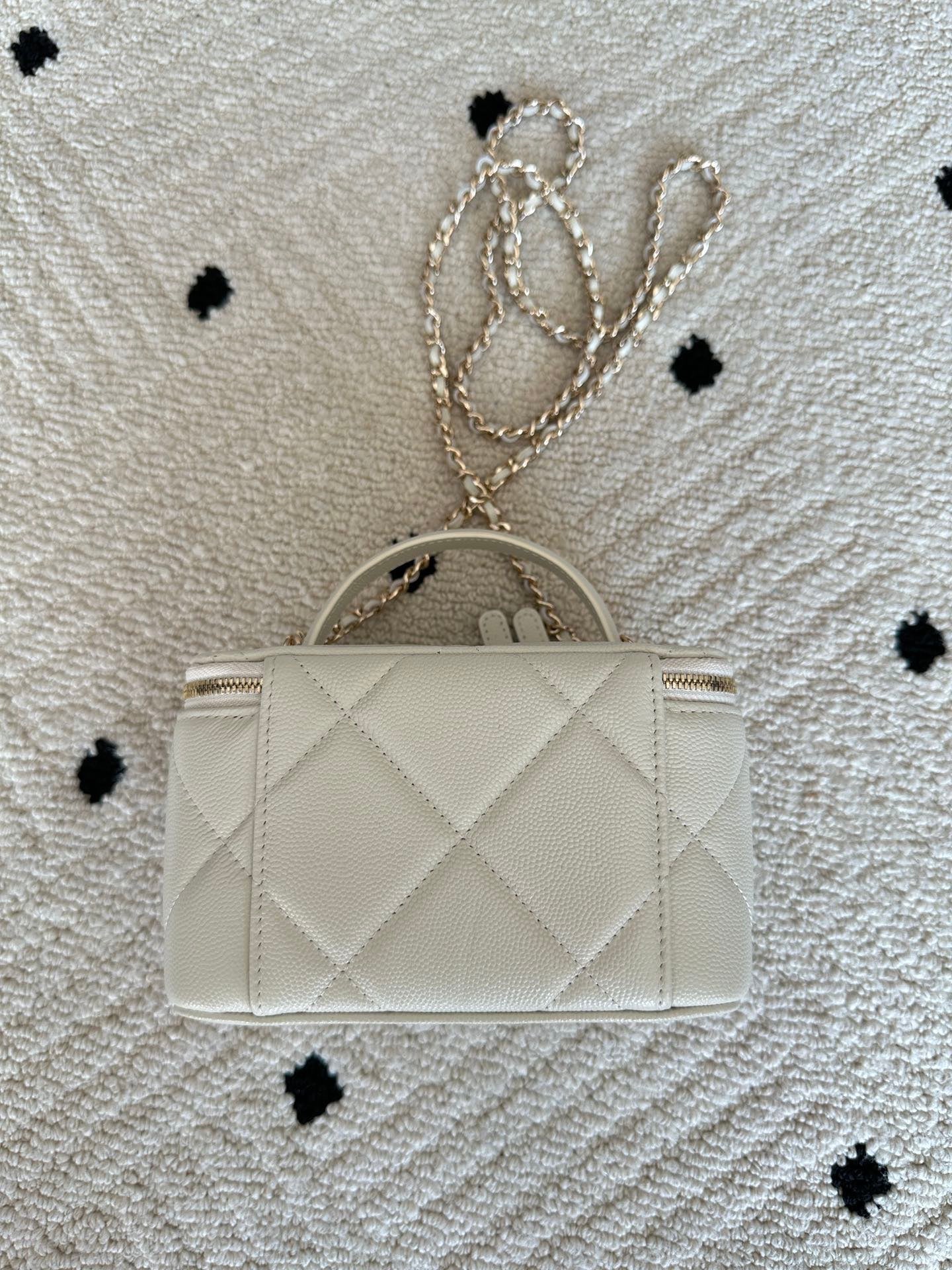 Chanel 2025 Vanity 17cm Bag White Caviar Leather 320299