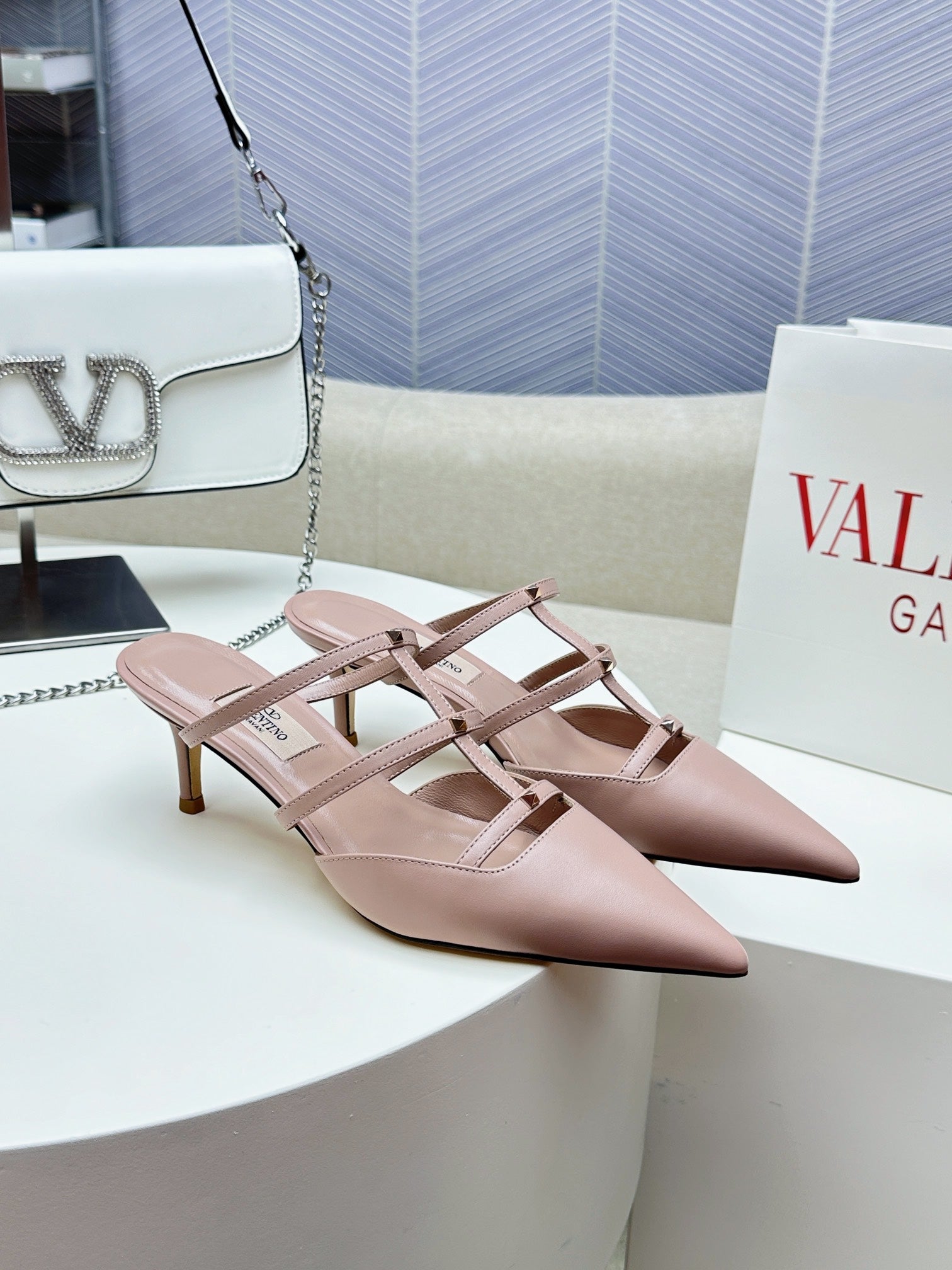 ROCKSTUD WISPY CREPE PINK CALFSKIN MULE 60MM