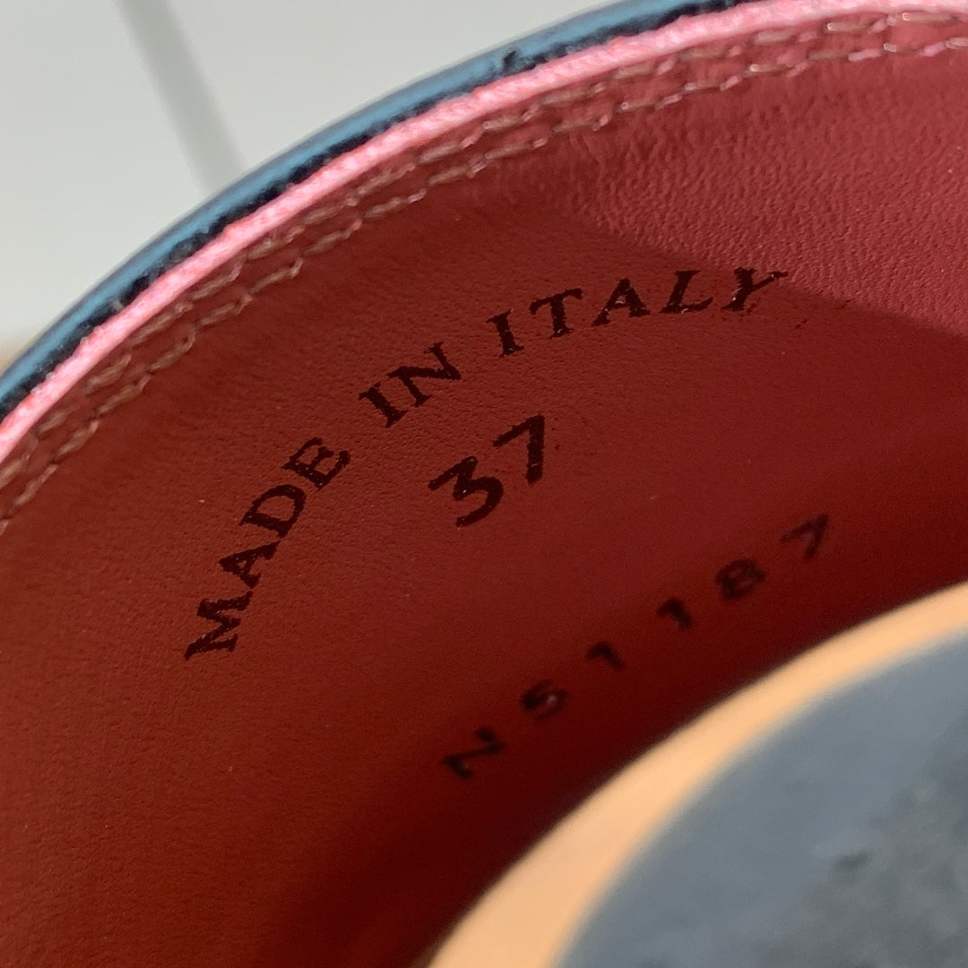 LP 2025 Sandal Black Ostrich-patterned Cowhide Leather 357859