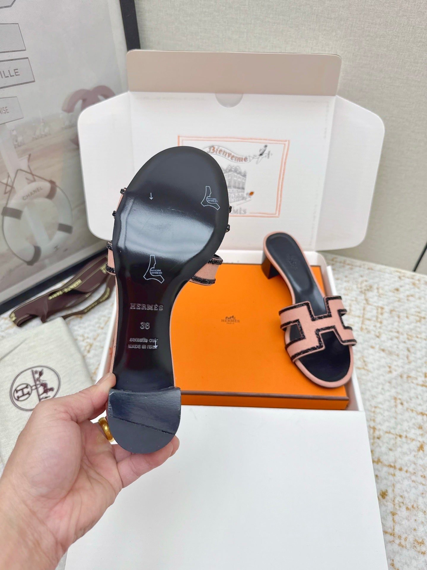 HM 26ss Oran Sandals 50 Light Pink Black Sheepskin Rhinestone 625235