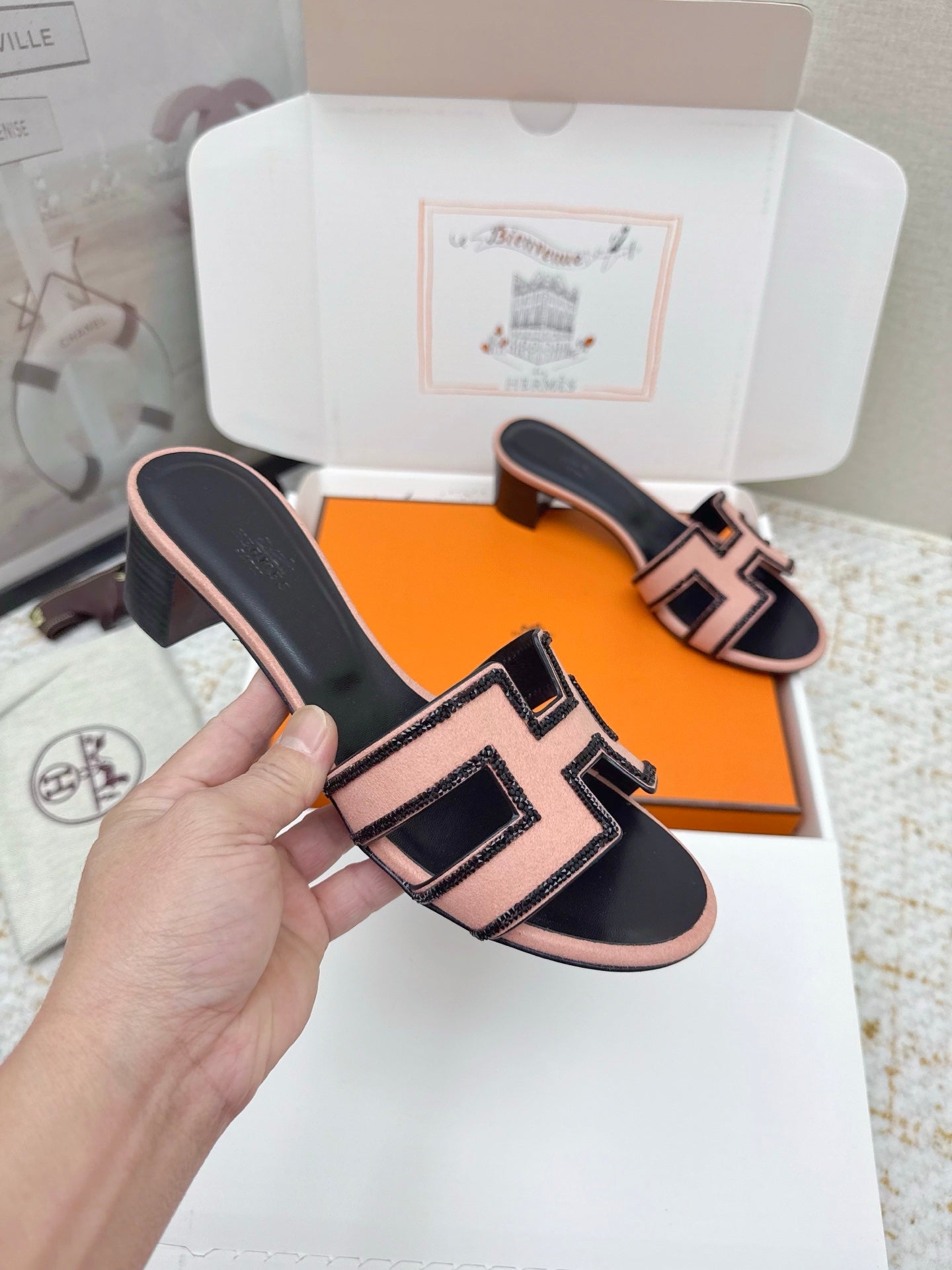 HM 26ss Oran Sandals 50 Light Pink Black Sheepskin Rhinestone 625235